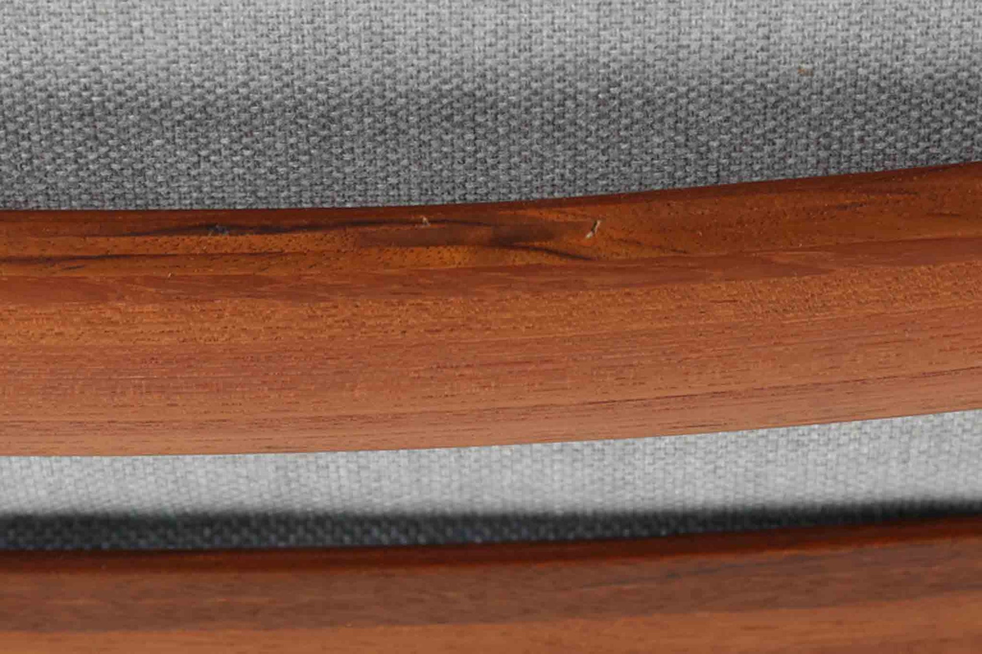 Ole Wanscherによってデザインされたmodel 169シングルソファは、シンプルながらも優れたデザインです。そのフレームは程よい傾斜が施されており、丁寧に削りだされたチーク材は豊かな色合いとともに、ビンテージならではの温かみを感じさせます。リビングルームに配置すると、このソファでゆったりとしたリラックスタイムを楽しむことができます。ただし、クッションにはスプリングが内包されていないタイプで、ウレタンのみが使用されています。予めご了承ください。