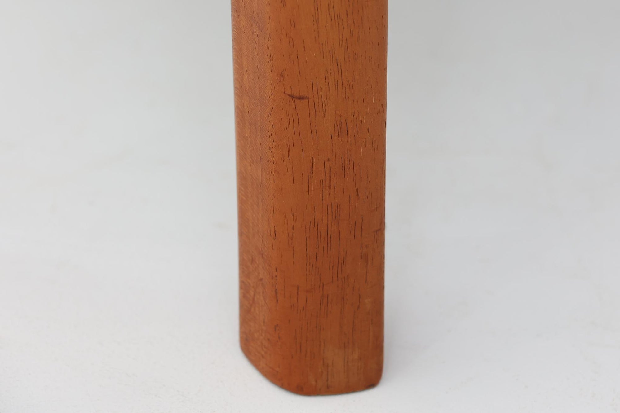 Ole Wanscherによってデザインされたmodel 169シングルソファは、シンプルながらも優れたデザインです。そのフレームは程よい傾斜が施されており、丁寧に削りだされたチーク材は豊かな色合いとともに、ビンテージならではの温かみを感じさせます。リビングルームに配置すると、このソファでゆったりとしたリラックスタイムを楽しむことができます。ただし、クッションにはスプリングが内包されていないタイプで、ウレタンのみが使用されています。予めご了承ください。