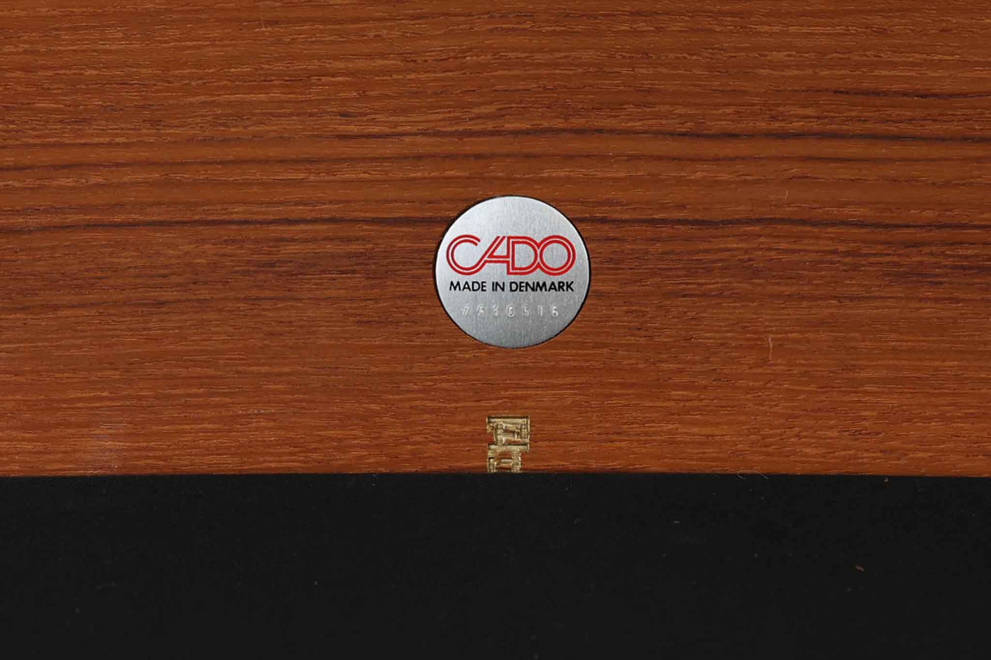 Ole Wanscherによってデザインされたmodel 169シングルソファは、シンプルながらも優れたデザインです。そのフレームは程よい傾斜が施されており、丁寧に削りだされたチーク材は豊かな色合いとともに、ビンテージならではの温かみを感じさせます。リビングルームに配置すると、このソファでゆったりとしたリラックスタイムを楽しむことができます。ただし、クッションにはスプリングが内包されていないタイプで、ウレタンのみが使用されています。予めご了承ください。