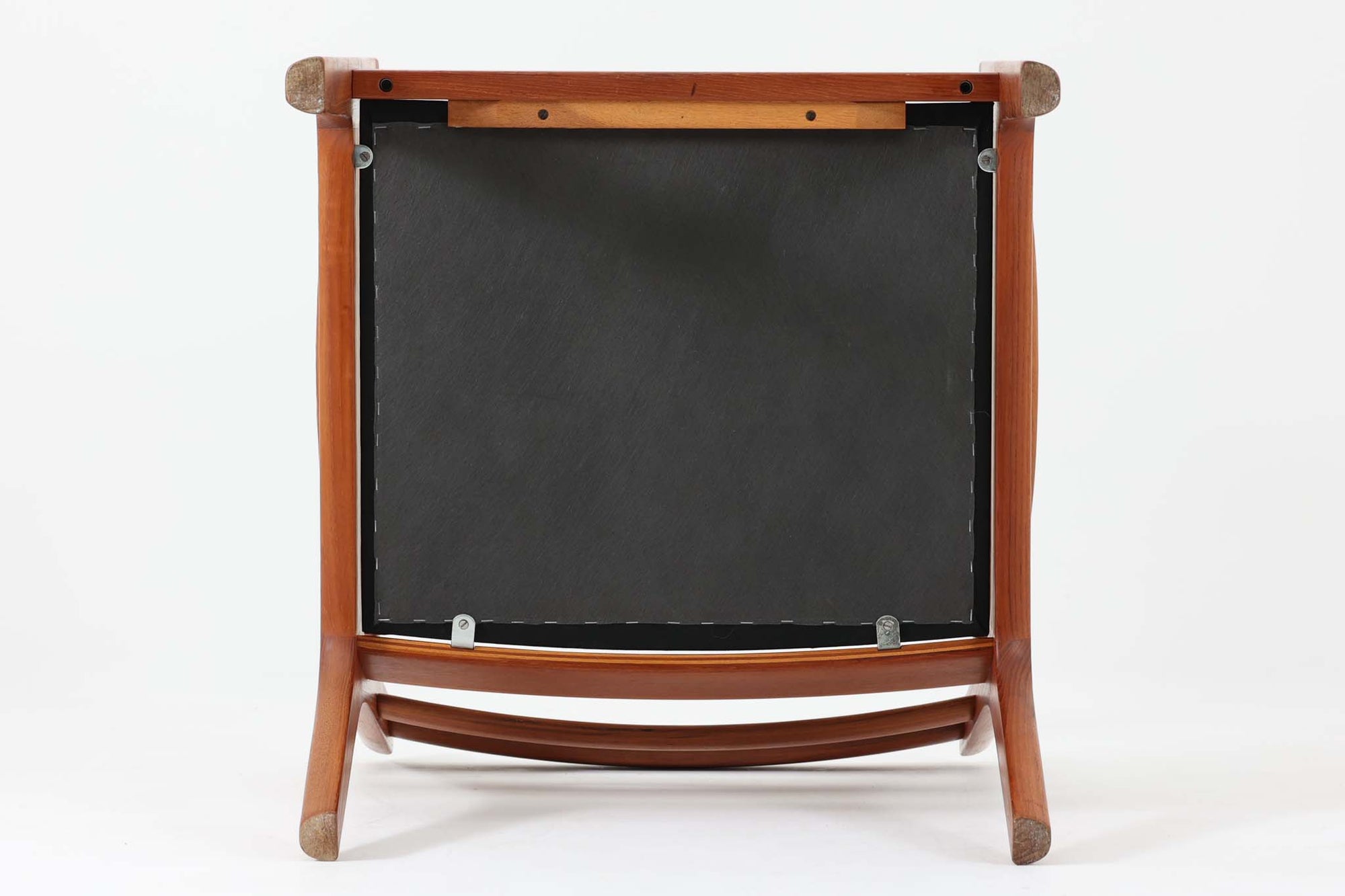 Ole Wanscherによってデザインされたmodel 169シングルソファは、シンプルながらも優れたデザインです。そのフレームは程よい傾斜が施されており、丁寧に削りだされたチーク材は豊かな色合いとともに、ビンテージならではの温かみを感じさせます。リビングルームに配置すると、このソファでゆったりとしたリラックスタイムを楽しむことができます。ただし、クッションにはスプリングが内包されていないタイプで、ウレタンのみが使用されています。予めご了承ください。