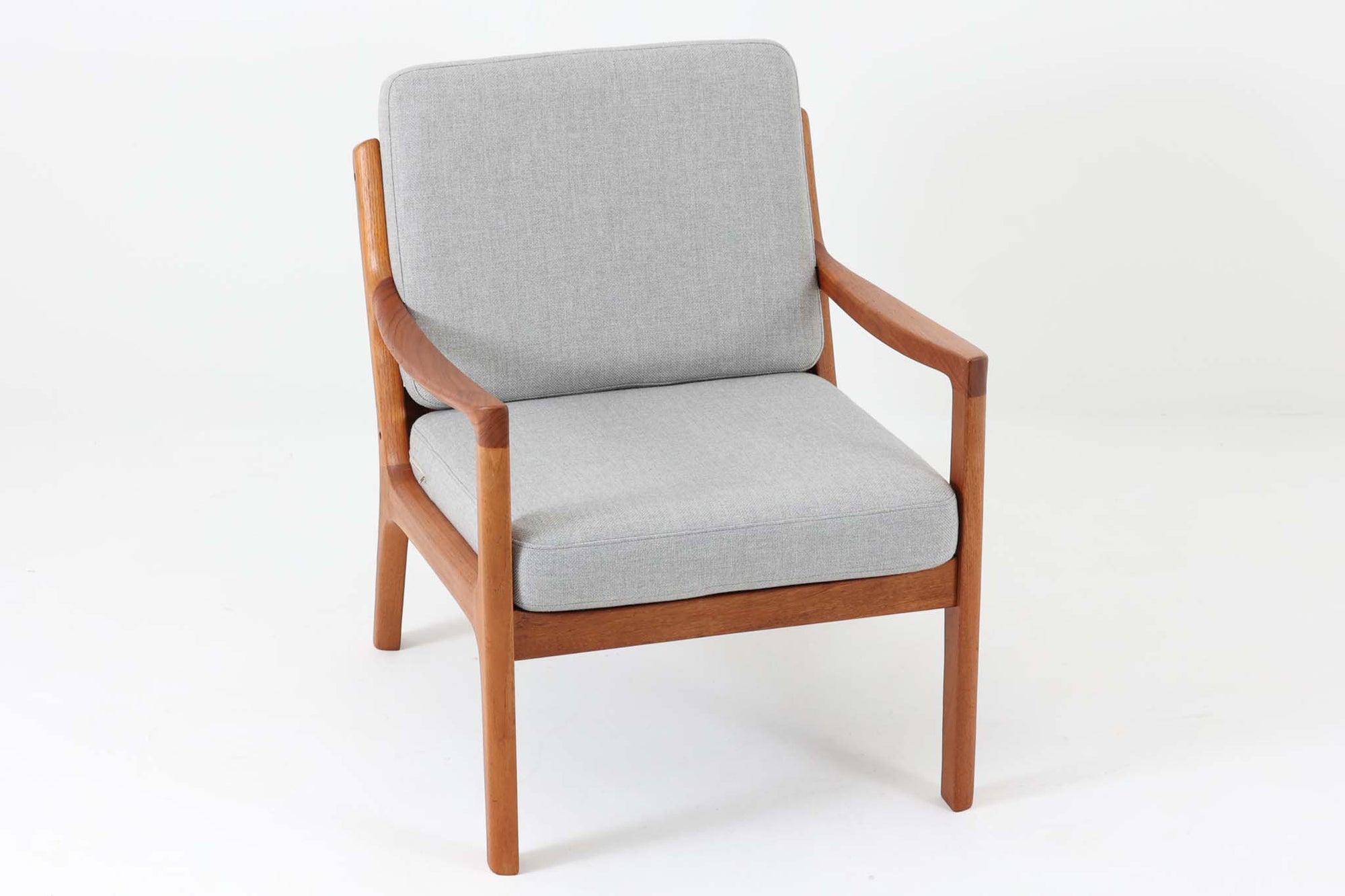 Ole Wanscherによってデザインされたmodel 169シングルソファは、シンプルながらも優れたデザインです。そのフレームは程よい傾斜が施されており、丁寧に削りだされたチーク材は豊かな色合いとともに、ビンテージならではの温かみを感じさせます。リビングルームに配置すると、このソファでゆったりとしたリラックスタイムを楽しむことができます。ただし、クッションにはスプリングが内包されていないタイプで、ウレタンのみが使用されています。予めご了承ください。