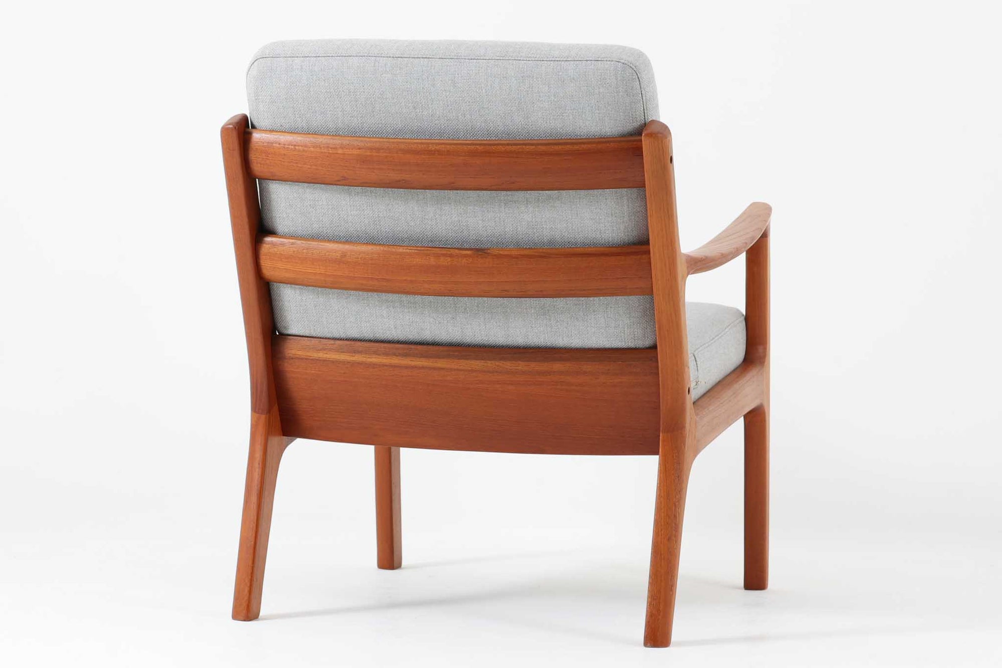 Ole Wanscherによってデザインされたmodel 169シングルソファは、シンプルながらも優れたデザインです。そのフレームは程よい傾斜が施されており、丁寧に削りだされたチーク材は豊かな色合いとともに、ビンテージならではの温かみを感じさせます。リビングルームに配置すると、このソファでゆったりとしたリラックスタイムを楽しむことができます。ただし、クッションにはスプリングが内包されていないタイプで、ウレタンのみが使用されています。予めご了承ください。