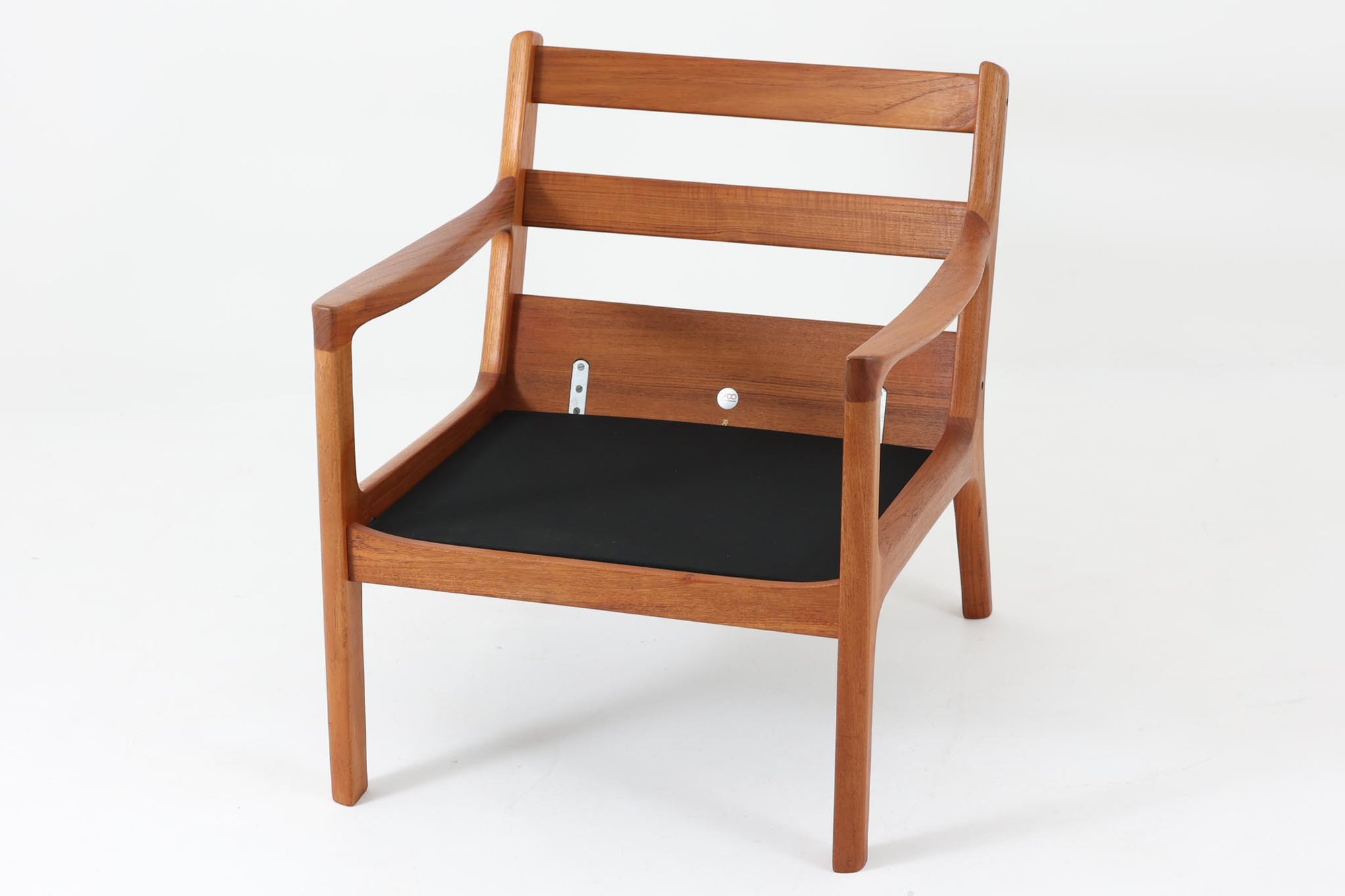 Ole Wanscherによってデザインされたmodel 169シングルソファは、シンプルながらも優れたデザインです。そのフレームは程よい傾斜が施されており、丁寧に削りだされたチーク材は豊かな色合いとともに、ビンテージならではの温かみを感じさせます。リビングルームに配置すると、このソファでゆったりとしたリラックスタイムを楽しむことができます。ただし、クッションにはスプリングが内包されていないタイプで、ウレタンのみが使用されています。予めご了承ください。