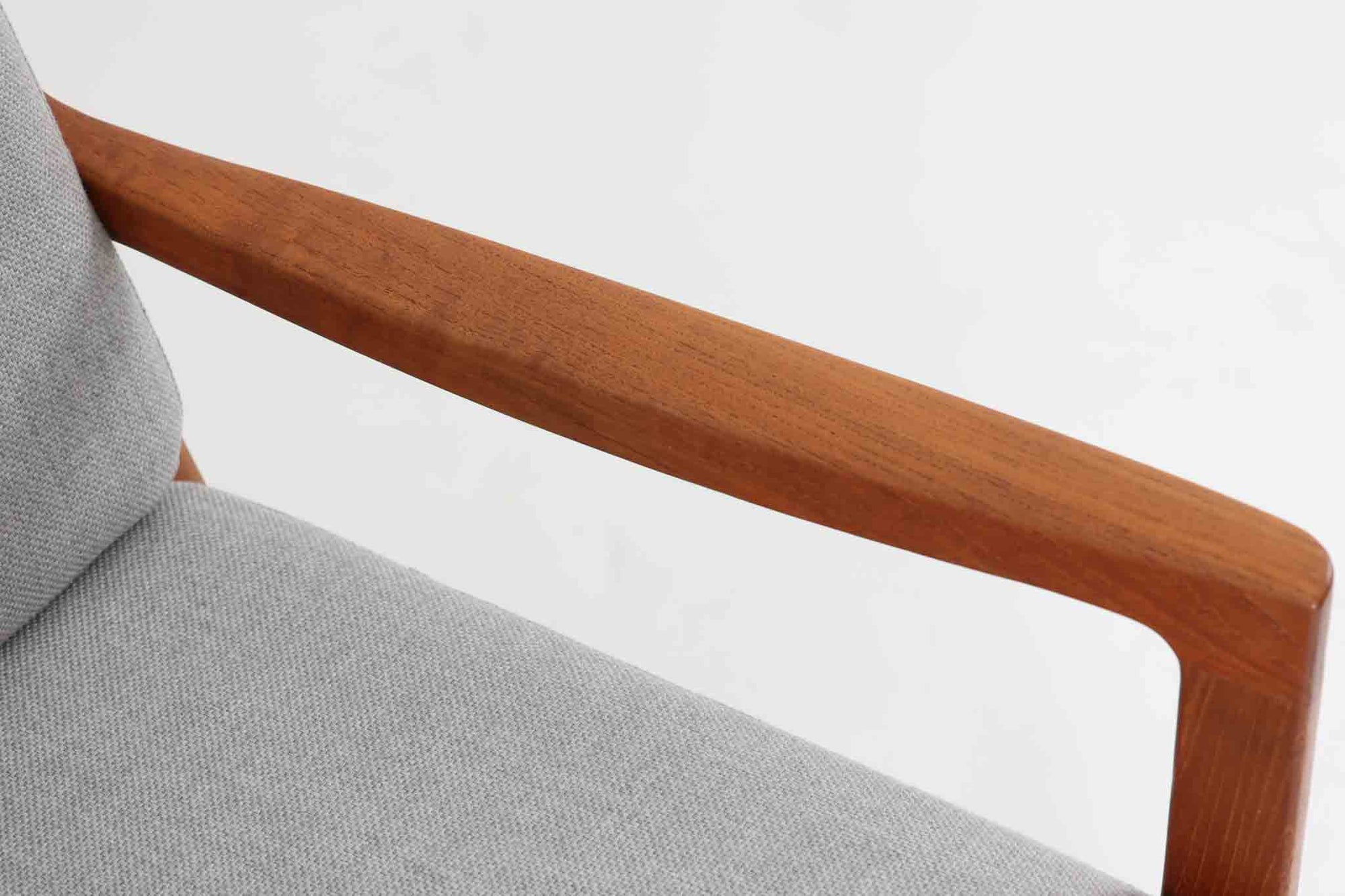 Ole Wanscherによってデザインされたmodel 169シングルソファは、シンプルながらも優れたデザインです。そのフレームは程よい傾斜が施されており、丁寧に削りだされたチーク材は豊かな色合いとともに、ビンテージならではの温かみを感じさせます。リビングルームに配置すると、このソファでゆったりとしたリラックスタイムを楽しむことができます。ただし、クッションにはスプリングが内包されていないタイプで、ウレタンのみが使用されています。予めご了承ください。