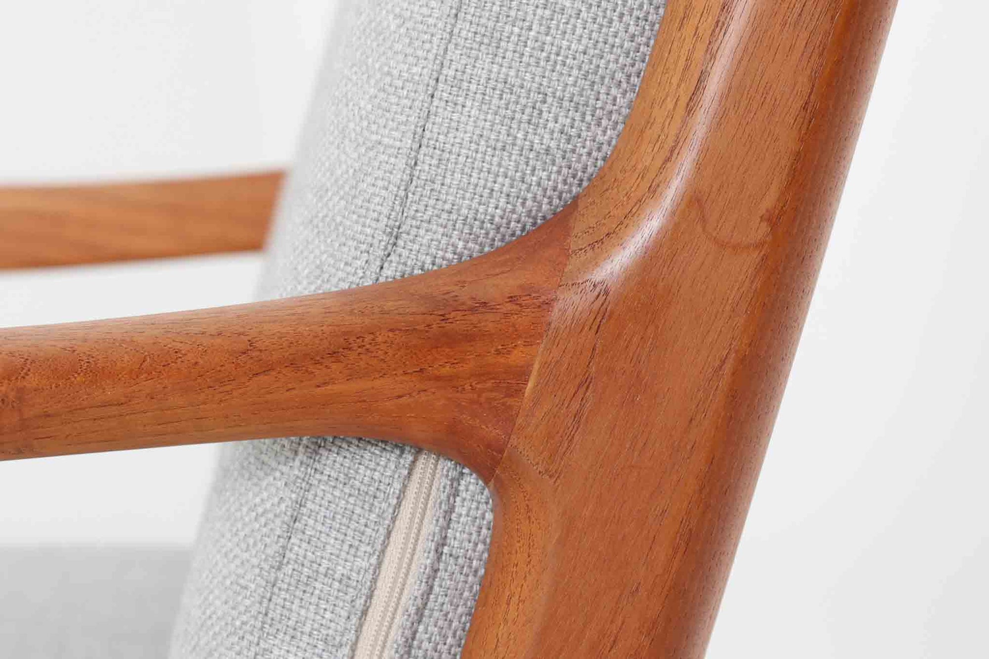 Ole Wanscherによってデザインされたmodel 169シングルソファは、シンプルながらも優れたデザインです。そのフレームは程よい傾斜が施されており、丁寧に削りだされたチーク材は豊かな色合いとともに、ビンテージならではの温かみを感じさせます。リビングルームに配置すると、このソファでゆったりとしたリラックスタイムを楽しむことができます。ただし、クッションにはスプリングが内包されていないタイプで、ウレタンのみが使用されています。予めご了承ください。