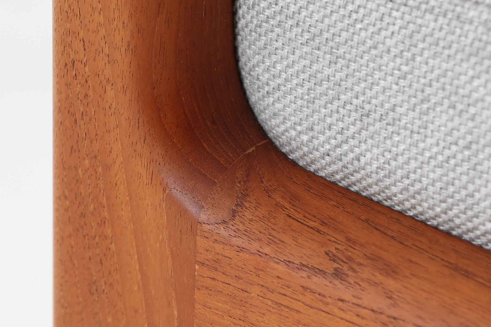 Ole Wanscherによってデザインされたmodel 169シングルソファは、シンプルながらも優れたデザインです。そのフレームは程よい傾斜が施されており、丁寧に削りだされたチーク材は豊かな色合いとともに、ビンテージならではの温かみを感じさせます。リビングルームに配置すると、このソファでゆったりとしたリラックスタイムを楽しむことができます。ただし、クッションにはスプリングが内包されていないタイプで、ウレタンのみが使用されています。予めご了承ください。