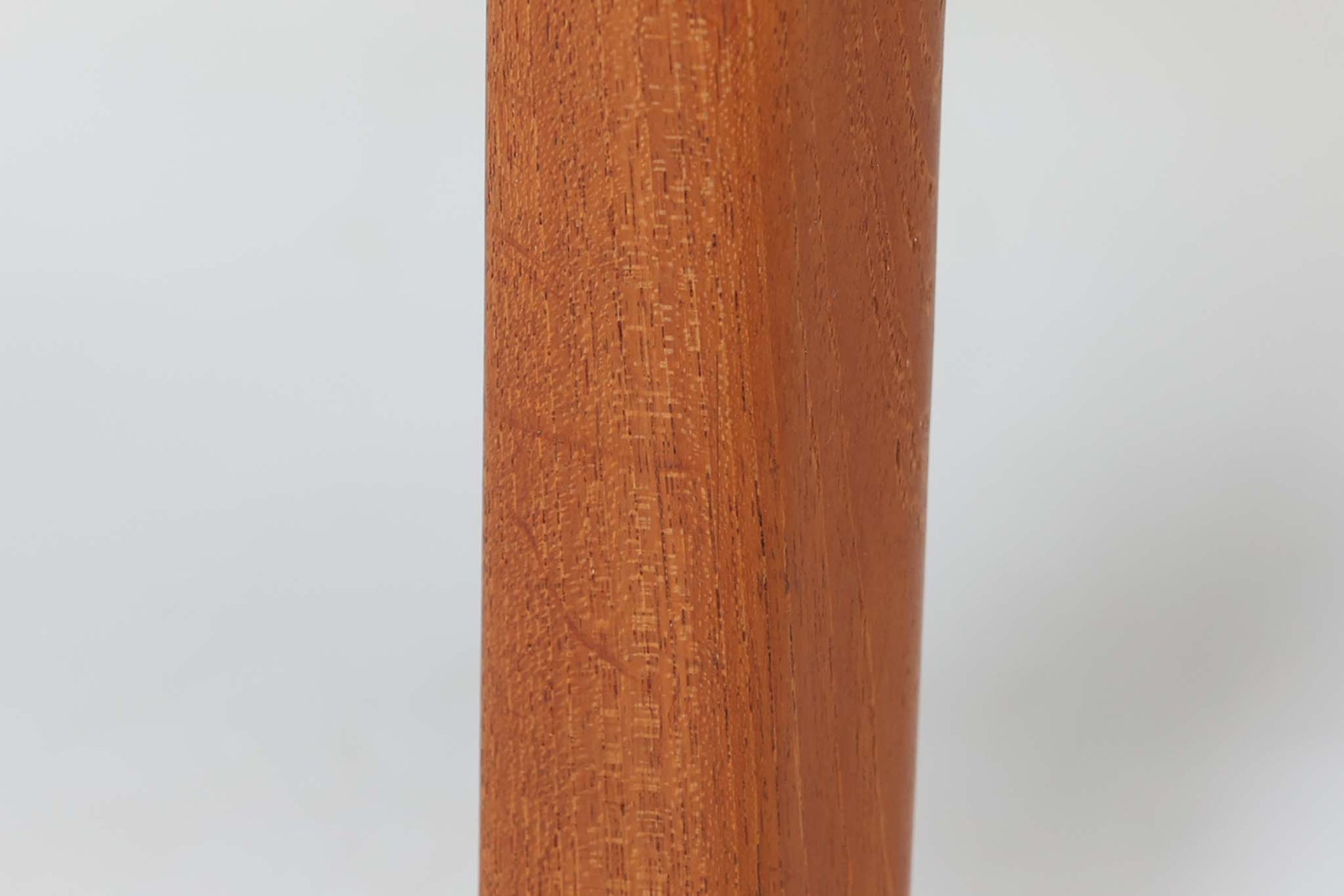 Ole Wanscherによってデザインされたmodel 169シングルソファは、シンプルながらも優れたデザインです。そのフレームは程よい傾斜が施されており、丁寧に削りだされたチーク材は豊かな色合いとともに、ビンテージならではの温かみを感じさせます。リビングルームに配置すると、このソファでゆったりとしたリラックスタイムを楽しむことができます。ただし、クッションにはスプリングが内包されていないタイプで、ウレタンのみが使用されています。予めご了承ください。