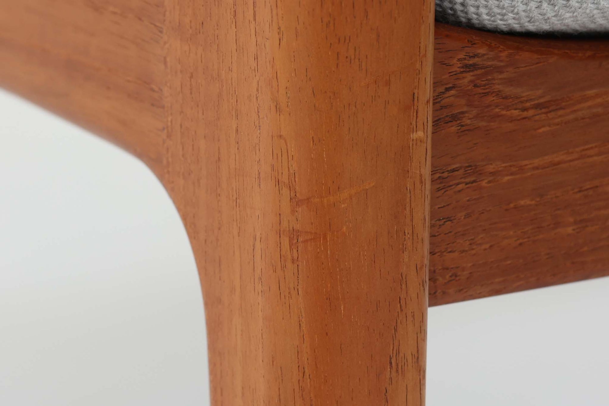 Ole Wanscherによってデザインされたmodel 169シングルソファは、シンプルながらも優れたデザインです。そのフレームは程よい傾斜が施されており、丁寧に削りだされたチーク材は豊かな色合いとともに、ビンテージならではの温かみを感じさせます。リビングルームに配置すると、このソファでゆったりとしたリラックスタイムを楽しむことができます。ただし、クッションにはスプリングが内包されていないタイプで、ウレタンのみが使用されています。予めご了承ください。