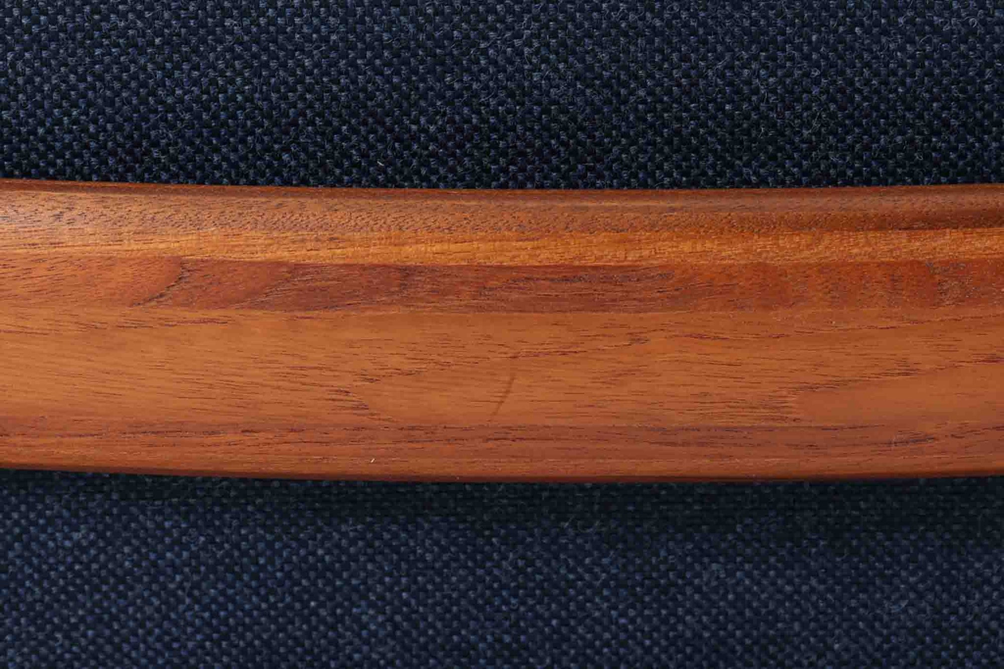 Ole Wanscherによってデザインされたmodel 169シングルソファは、シンプルながらも優れたデザインです。そのフレームは程よい傾斜が施されており、丁寧に削りだされたチーク材は豊かな色合いとともに、ビンテージならではの温かみを感じさせます。リビングルームに配置すると、このソファでゆったりとしたリラックスタイムを楽しむことができます。ただし、クッションにはスプリングが内包されていないタイプで、ウレタンのみが使用されています。予めご了承ください。