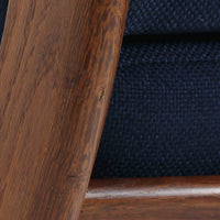 Hans J. Wegnerがデザインし、Getamaが製作したGE290Aハイバックシングルソファです。ダークオーク材の堅牢なフレームは丸みを帯びたアームと後方へ傾斜した脚部が特徴で、身体をやさしく受け止める構造美が際立ちます。張り替えられた落ち着いた色調のクッションは、内部にビンテージ特有のスプリングを内包し、程よい弾力と快適な座り心地を実現。読書や寛ぎの時間に最適で、経年により深みを増した木部の質感が北欧ビンテージならではの存在感と上質な雰囲気を空間に添える一脚です。