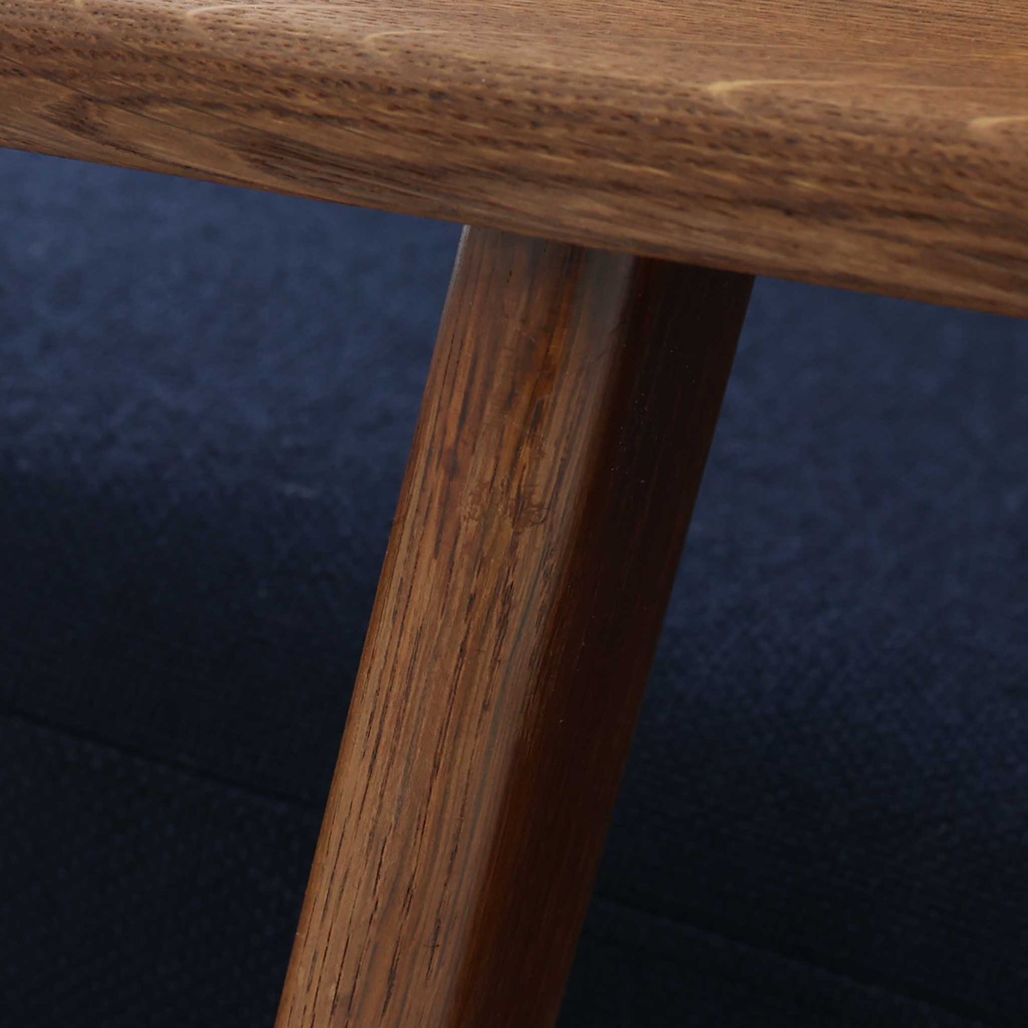 Hans J. Wegnerがデザインし、Getamaが製作したGE290Aハイバックシングルソファです。ダークオーク材の堅牢なフレームは丸みを帯びたアームと後方へ傾斜した脚部が特徴で、身体をやさしく受け止める構造美が際立ちます。張り替えられた落ち着いた色調のクッションは、内部にビンテージ特有のスプリングを内包し、程よい弾力と快適な座り心地を実現。読書や寛ぎの時間に最適で、経年により深みを増した木部の質感が北欧ビンテージならではの存在感と上質な雰囲気を空間に添える一脚です。