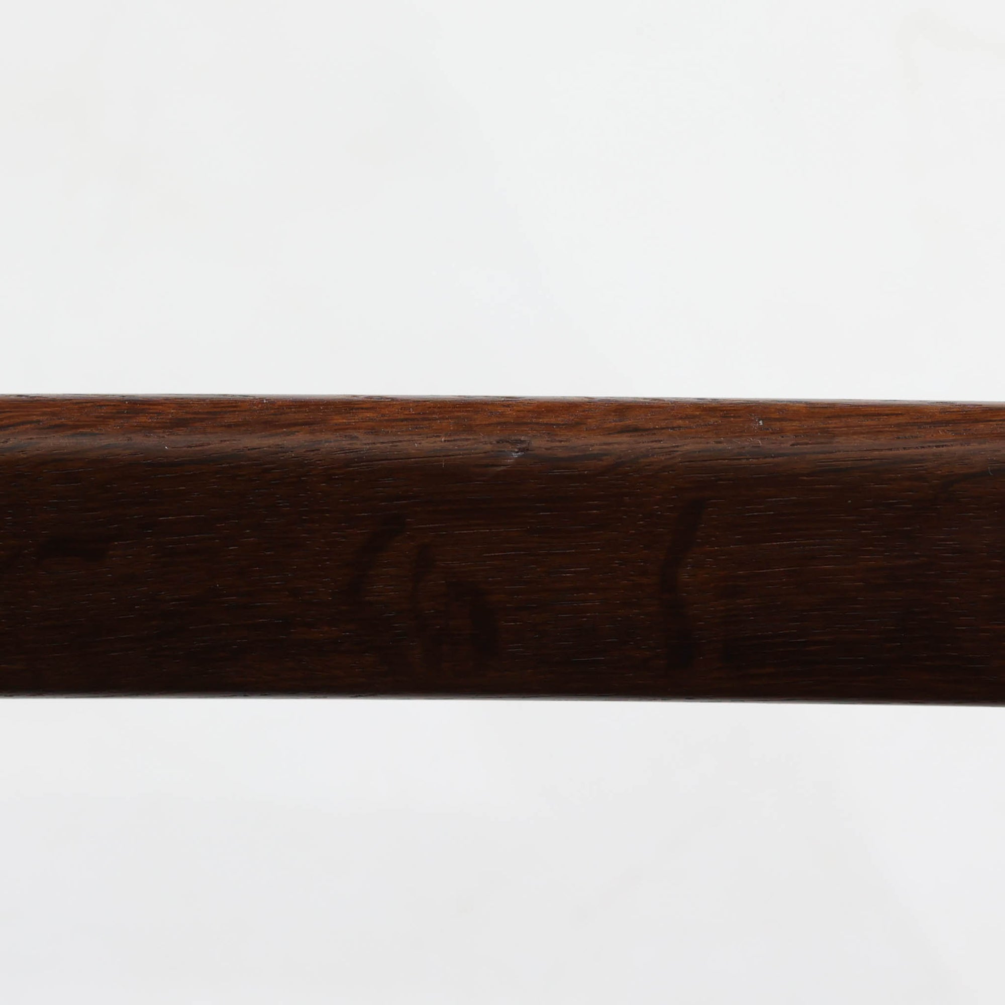 Hans J. Wegnerがデザインし、Getamaが製作したGE290Aハイバックシングルソファです。ダークオーク材の堅牢なフレームは丸みを帯びたアームと後方へ傾斜した脚部が特徴で、身体をやさしく受け止める構造美が際立ちます。張り替えられた落ち着いた色調のクッションは、内部にビンテージ特有のスプリングを内包し、程よい弾力と快適な座り心地を実現。読書や寛ぎの時間に最適で、経年により深みを増した木部の質感が北欧ビンテージならではの存在感と上質な雰囲気を空間に添える一脚です。