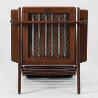 Hans J. Wegnerがデザインし、Getamaが製作したGE290Aハイバックシングルソファです。ダークオーク材の堅牢なフレームは丸みを帯びたアームと後方へ傾斜した脚部が特徴で、身体をやさしく受け止める構造美が際立ちます。張り替えられた落ち着いた色調のクッションは、内部にビンテージ特有のスプリングを内包し、程よい弾力と快適な座り心地を実現。読書や寛ぎの時間に最適で、経年により深みを増した木部の質感が北欧ビンテージならではの存在感と上質な雰囲気を空間に添える一脚です。