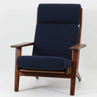 Hans J. Wegnerがデザインし、Getamaが製作したGE290Aハイバックシングルソファです。ダークオーク材の堅牢なフレームは丸みを帯びたアームと後方へ傾斜した脚部が特徴で、身体をやさしく受け止める構造美が際立ちます。張り替えられた落ち着いた色調のクッションは、内部にビンテージ特有のスプリングを内包し、程よい弾力と快適な座り心地を実現。読書や寛ぎの時間に最適で、経年により深みを増した木部の質感が北欧ビンテージならではの存在感と上質な雰囲気を空間に添える一脚です。