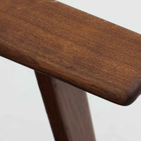 Hans J. Wegnerがデザインし、Getamaが製作したGE290Aハイバックシングルソファです。ダークオーク材の堅牢なフレームは丸みを帯びたアームと後方へ傾斜した脚部が特徴で、身体をやさしく受け止める構造美が際立ちます。張り替えられた落ち着いた色調のクッションは、内部にビンテージ特有のスプリングを内包し、程よい弾力と快適な座り心地を実現。読書や寛ぎの時間に最適で、経年により深みを増した木部の質感が北欧ビンテージならではの存在感と上質な雰囲気を空間に添える一脚です。