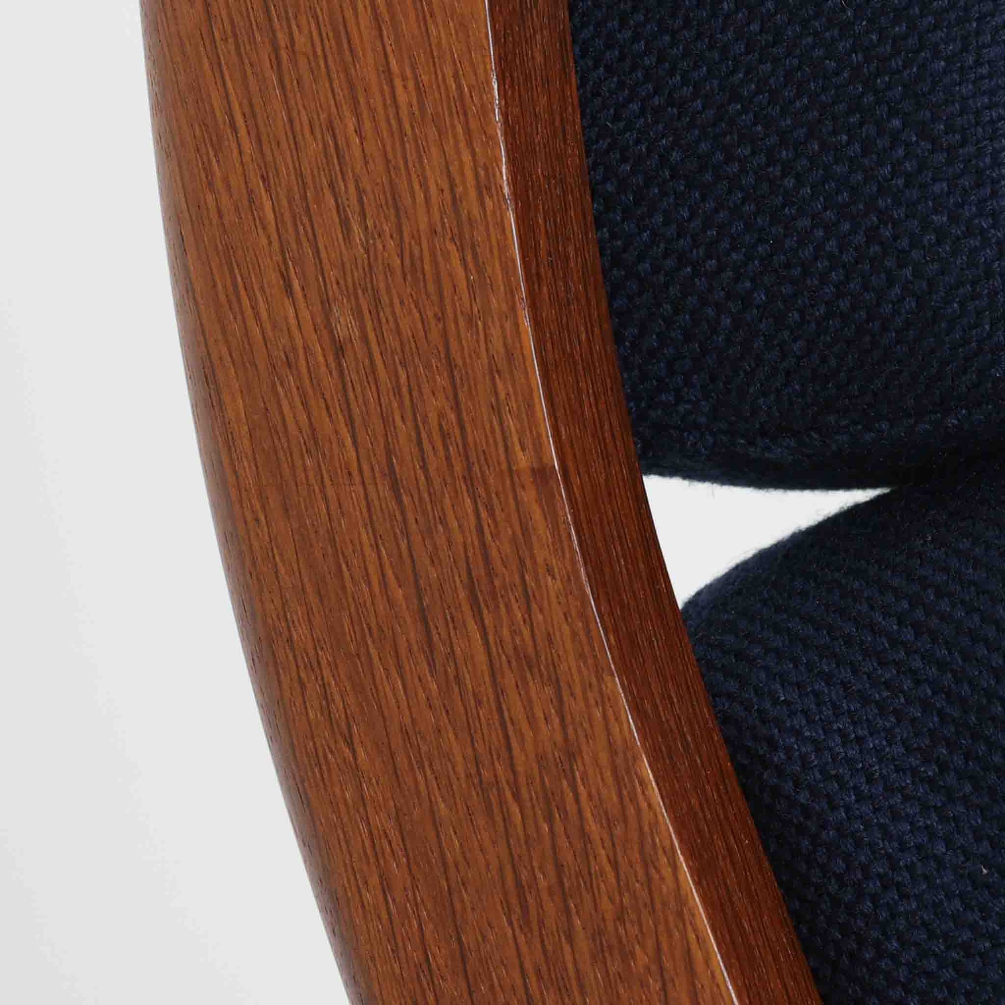 Hans J. Wegnerがデザインし、Getamaが製作したGE290Aハイバックシングルソファです。ダークオーク材の堅牢なフレームは丸みを帯びたアームと後方へ傾斜した脚部が特徴で、身体をやさしく受け止める構造美が際立ちます。張り替えられた落ち着いた色調のクッションは、内部にビンテージ特有のスプリングを内包し、程よい弾力と快適な座り心地を実現。読書や寛ぎの時間に最適で、経年により深みを増した木部の質感が北欧ビンテージならではの存在感と上質な雰囲気を空間に添える一脚です。