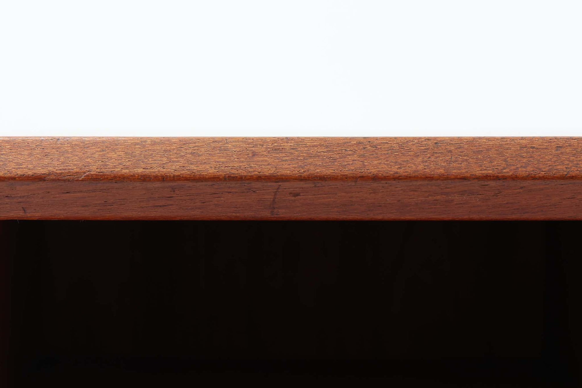 この両袖デスクは、左右に取り付けられた、下に向かって斜めに開いた脚が特徴であり、天板が浮いたような独特なデザインです。全面に上質なチーク材が用いられ、背面には収納スペースも備わっており、使い勝手と美しさを兼ね備えた一台となっています。天板に5mmほどの反りがございますので、それを考慮した価格に設定しております。