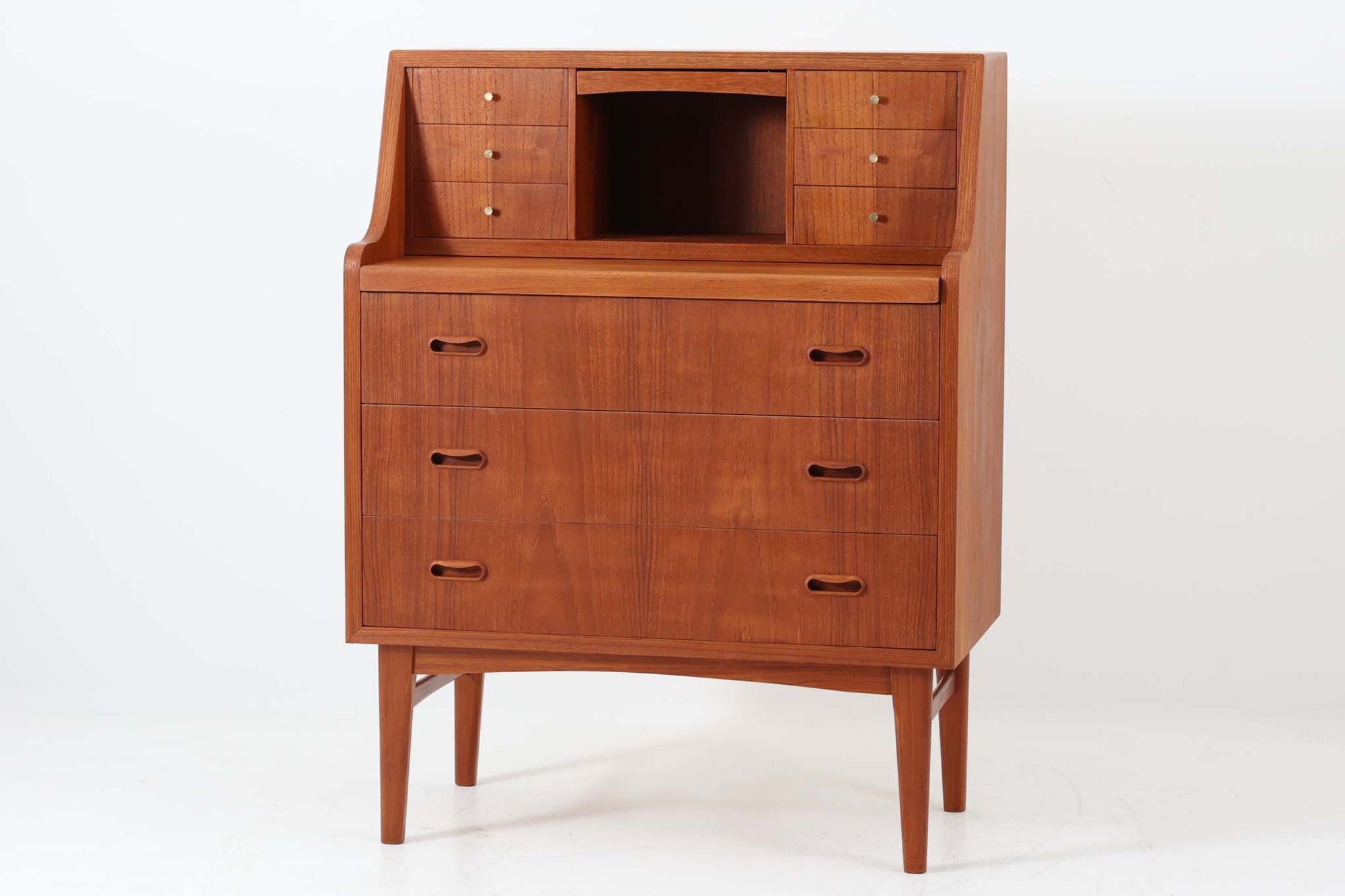 北欧から買い付けたライティングビューロです。コンパクトながらも、小引き出しや大引き出し、鏡が付いており、さまざまな用途に対応できます。上質なチーク材が使用されており、高級感が漂う逸品です。