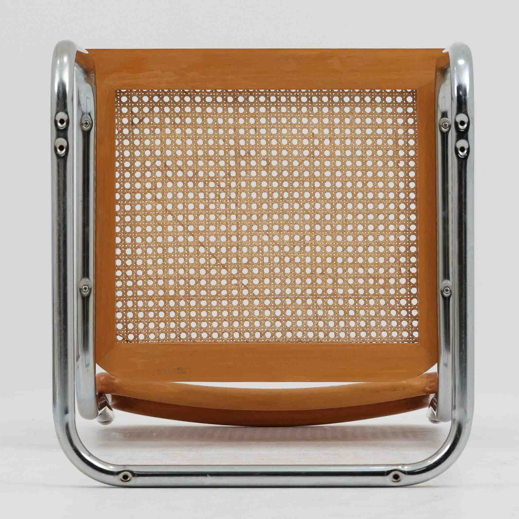 Marcel Breuerによる名作「Cesca Chair」です。ビーチ材のフレームにラタン張りの背もたれと座面を組み合わせ、軽やかな印象と快適な座り心地を実現しています。スチールパイプによるキャンティレバー構造が特徴で、浮遊感のある美しいフォルムはモダンデザインの象徴として高く評価されています。異素材が調和した洗練された佇まいはダイニングや書斎、店舗空間にもおすすめです。長年愛され続けるデザインとビンテージならではの風合いをお楽しみいただける一脚です。こちらのCesca Chairは、リプロダクト（復刻版）品となります。多くのリプロダクトが市場に出回っており、北欧地域でも使用されていることが確認されています。また、本チェアはデンマークディーラーより買い付けた品物になりますが、生産国、製造メーカーについては不明です。