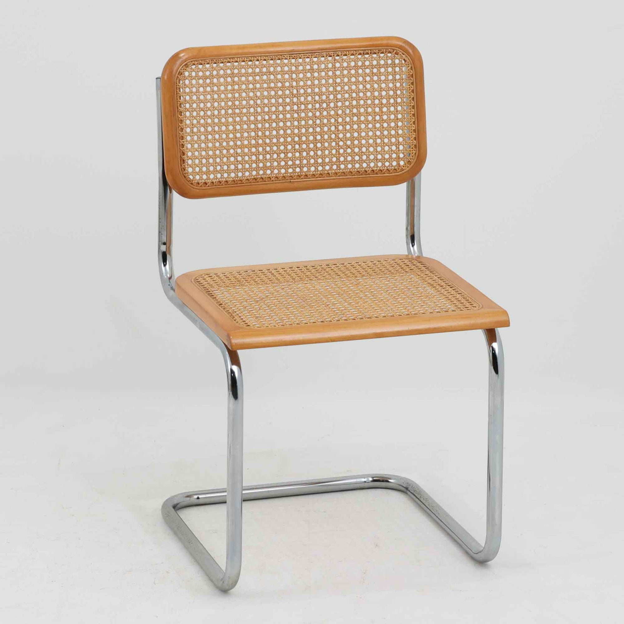 Marcel Breuerによる名作「Cesca Chair」です。ビーチ材のフレームにラタン張りの背もたれと座面を組み合わせ、軽やかな印象と快適な座り心地を実現しています。スチールパイプによるキャンティレバー構造が特徴で、浮遊感のある美しいフォルムはモダンデザインの象徴として高く評価されています。異素材が調和した洗練された佇まいはダイニングや書斎、店舗空間にもおすすめです。長年愛され続けるデザインとビンテージならではの風合いをお楽しみいただける一脚です。こちらのCesca Chairは、リプロダクト（復刻版）品となります。多くのリプロダクトが市場に出回っており、北欧地域でも使用されていることが確認されています。また、本チェアはデンマークディーラーより買い付けた品物になりますが、生産国、製造メーカーについては不明です。