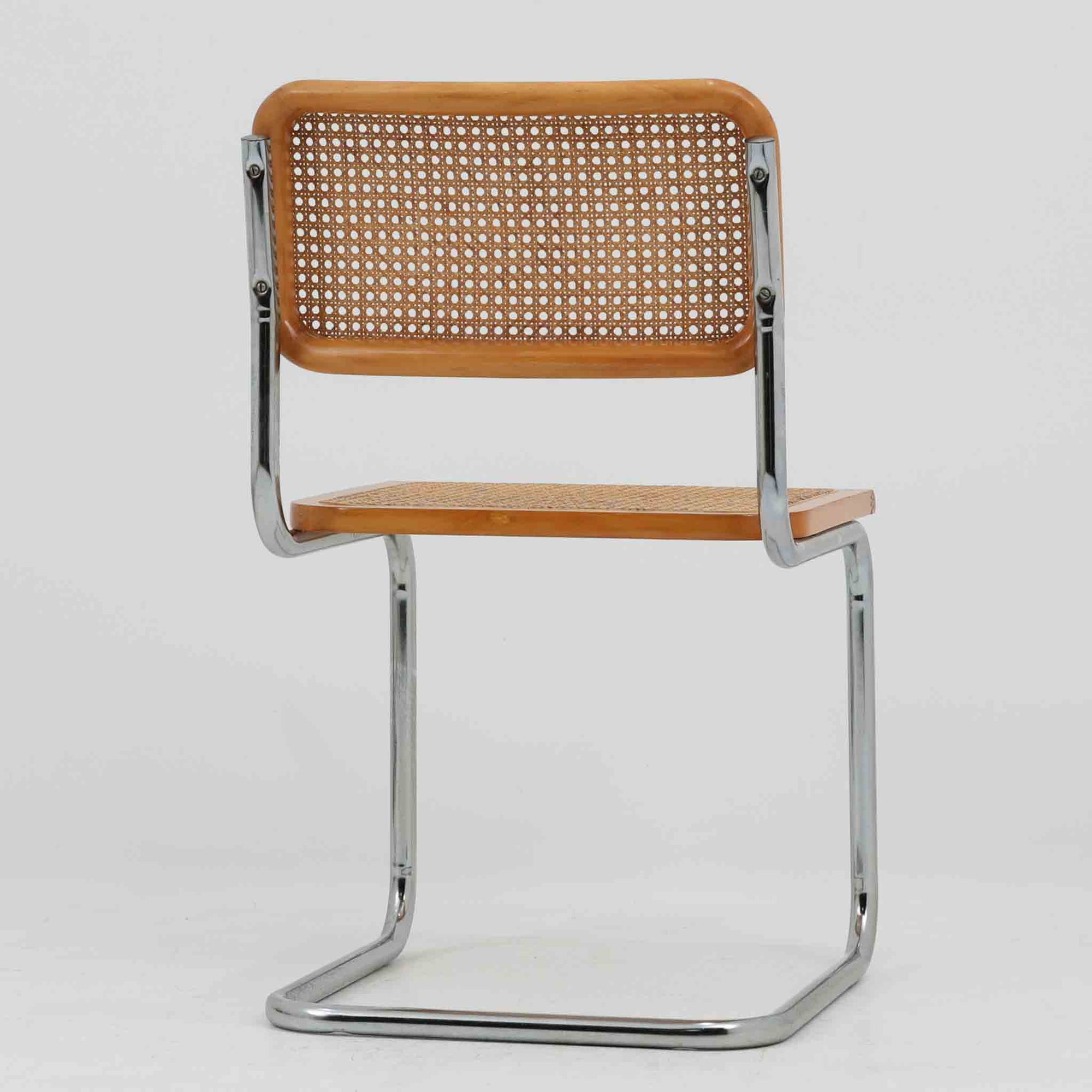 Marcel Breuerによる名作「Cesca Chair」です。ビーチ材のフレームにラタン張りの背もたれと座面を組み合わせ、軽やかな印象と快適な座り心地を実現しています。スチールパイプによるキャンティレバー構造が特徴で、浮遊感のある美しいフォルムはモダンデザインの象徴として高く評価されています。異素材が調和した洗練された佇まいはダイニングや書斎、店舗空間にもおすすめです。長年愛され続けるデザインとビンテージならではの風合いをお楽しみいただける一脚です。こちらのCesca Chairは、リプロダクト（復刻版）品となります。多くのリプロダクトが市場に出回っており、北欧地域でも使用されていることが確認されています。また、本チェアはデンマークディーラーより買い付けた品物になりますが、生産国、製造メーカーについては不明です。
