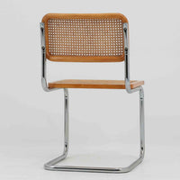 Marcel Breuerによる名作「Cesca Chair」です。ビーチ材のフレームにラタン張りの背もたれと座面を組み合わせ、軽やかな印象と快適な座り心地を実現しています。スチールパイプによるキャンティレバー構造が特徴で、浮遊感のある美しいフォルムはモダンデザインの象徴として高く評価されています。異素材が調和した洗練された佇まいはダイニングや書斎、店舗空間にもおすすめです。長年愛され続けるデザインとビンテージならではの風合いをお楽しみいただける一脚です。こちらのCesca Chairは、リプロダクト（復刻版）品となります。多くのリプロダクトが市場に出回っており、北欧地域でも使用されていることが確認されています。また、本チェアはデンマークディーラーより買い付けた品物になりますが、生産国、製造メーカーについては不明です。