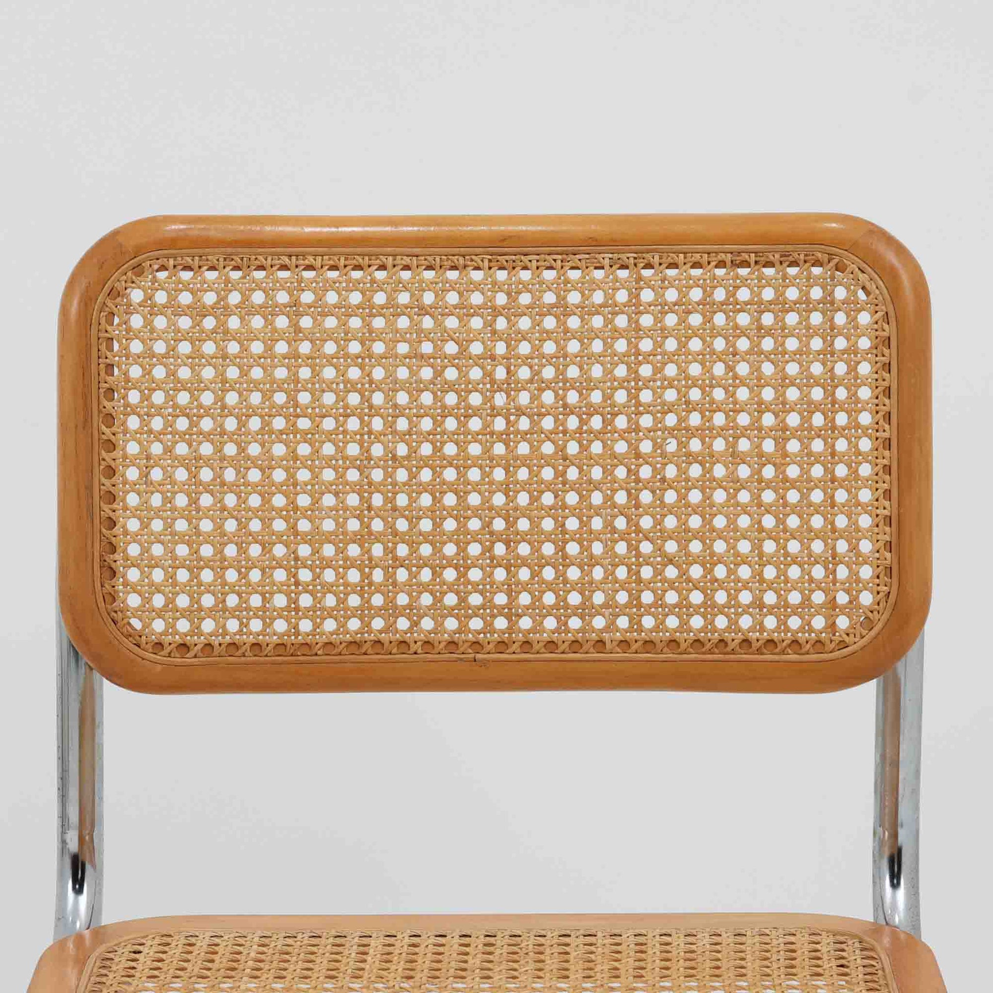 Marcel Breuerによる名作「Cesca Chair」です。ビーチ材のフレームにラタン張りの背もたれと座面を組み合わせ、軽やかな印象と快適な座り心地を実現しています。スチールパイプによるキャンティレバー構造が特徴で、浮遊感のある美しいフォルムはモダンデザインの象徴として高く評価されています。異素材が調和した洗練された佇まいはダイニングや書斎、店舗空間にもおすすめです。長年愛され続けるデザインとビンテージならではの風合いをお楽しみいただける一脚です。こちらのCesca Chairは、リプロダクト（復刻版）品となります。多くのリプロダクトが市場に出回っており、北欧地域でも使用されていることが確認されています。また、本チェアはデンマークディーラーより買い付けた品物になりますが、生産国、製造メーカーについては不明です。