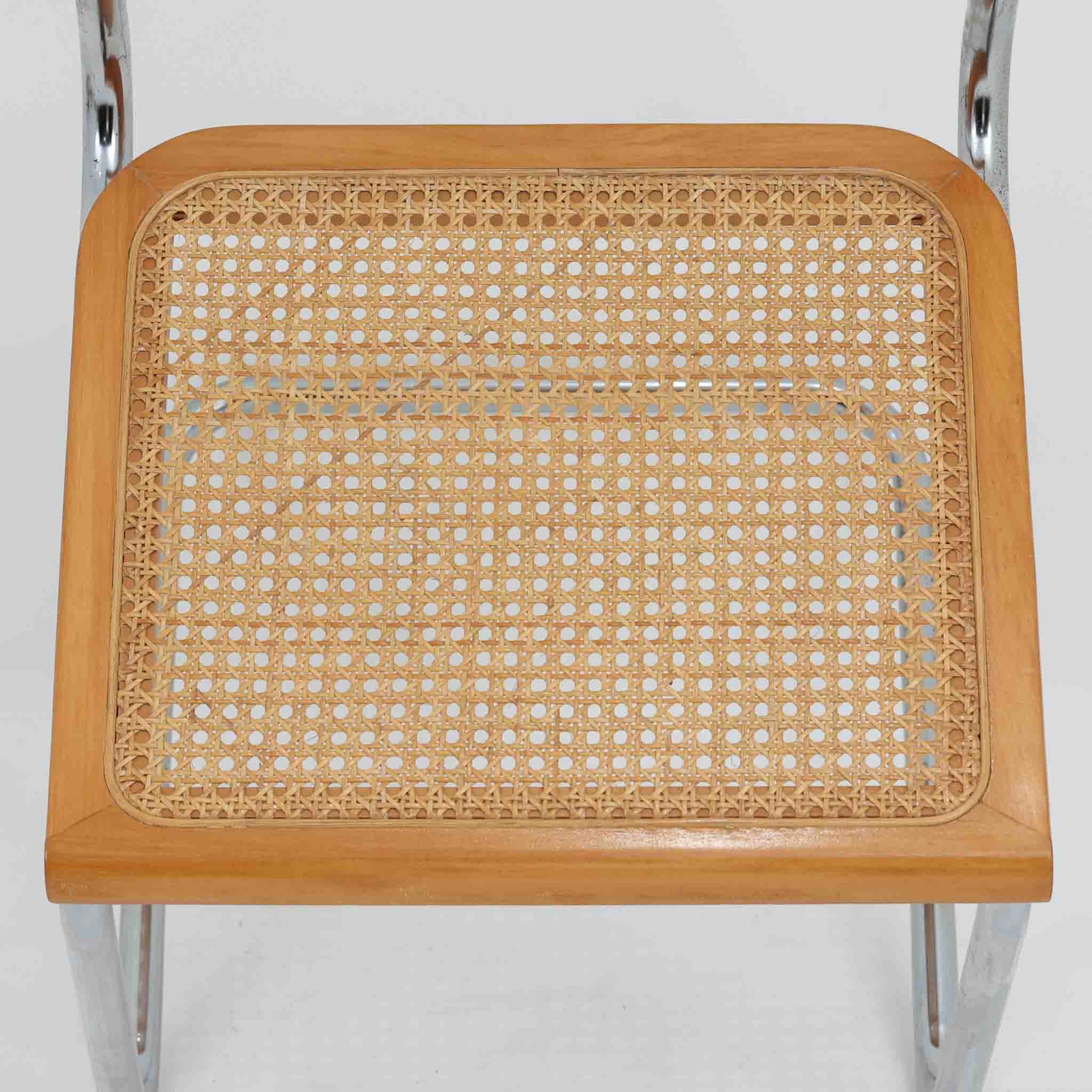 Marcel Breuerによる名作「Cesca Chair」です。ビーチ材のフレームにラタン張りの背もたれと座面を組み合わせ、軽やかな印象と快適な座り心地を実現しています。スチールパイプによるキャンティレバー構造が特徴で、浮遊感のある美しいフォルムはモダンデザインの象徴として高く評価されています。異素材が調和した洗練された佇まいはダイニングや書斎、店舗空間にもおすすめです。長年愛され続けるデザインとビンテージならではの風合いをお楽しみいただける一脚です。こちらのCesca Chairは、リプロダクト（復刻版）品となります。多くのリプロダクトが市場に出回っており、北欧地域でも使用されていることが確認されています。また、本チェアはデンマークディーラーより買い付けた品物になりますが、生産国、製造メーカーについては不明です。