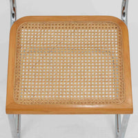 Marcel Breuerによる名作「Cesca Chair」です。ビーチ材のフレームにラタン張りの背もたれと座面を組み合わせ、軽やかな印象と快適な座り心地を実現しています。スチールパイプによるキャンティレバー構造が特徴で、浮遊感のある美しいフォルムはモダンデザインの象徴として高く評価されています。異素材が調和した洗練された佇まいはダイニングや書斎、店舗空間にもおすすめです。長年愛され続けるデザインとビンテージならではの風合いをお楽しみいただける一脚です。こちらのCesca Chairは、リプロダクト（復刻版）品となります。多くのリプロダクトが市場に出回っており、北欧地域でも使用されていることが確認されています。また、本チェアはデンマークディーラーより買い付けた品物になりますが、生産国、製造メーカーについては不明です。