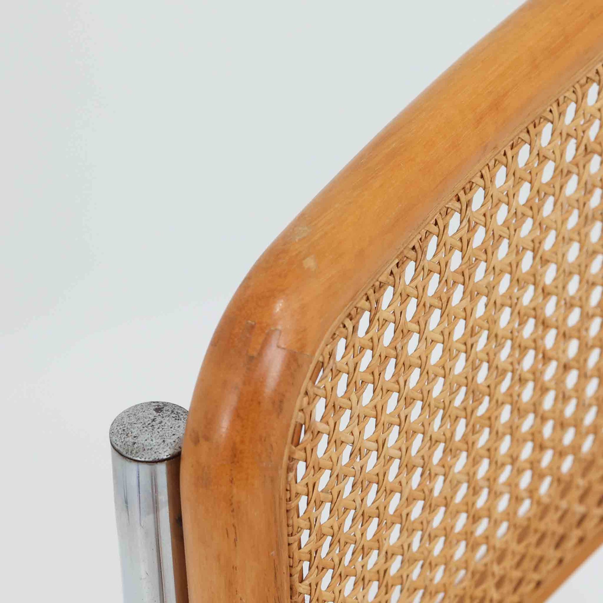 Marcel Breuerによる名作「Cesca Chair」です。ビーチ材のフレームにラタン張りの背もたれと座面を組み合わせ、軽やかな印象と快適な座り心地を実現しています。スチールパイプによるキャンティレバー構造が特徴で、浮遊感のある美しいフォルムはモダンデザインの象徴として高く評価されています。異素材が調和した洗練された佇まいはダイニングや書斎、店舗空間にもおすすめです。長年愛され続けるデザインとビンテージならではの風合いをお楽しみいただける一脚です。こちらのCesca Chairは、リプロダクト（復刻版）品となります。多くのリプロダクトが市場に出回っており、北欧地域でも使用されていることが確認されています。また、本チェアはデンマークディーラーより買い付けた品物になりますが、生産国、製造メーカーについては不明です。