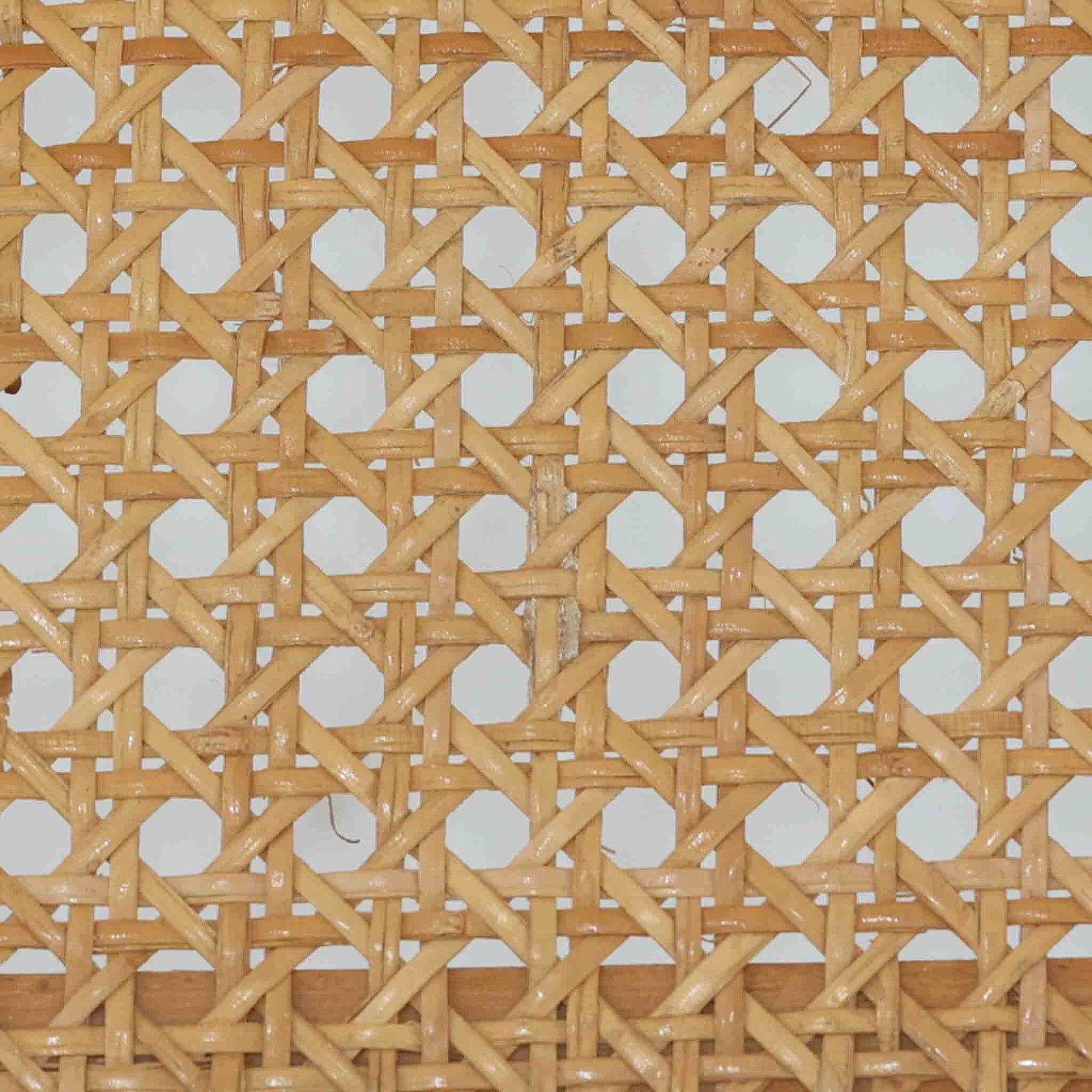 Marcel Breuerによる名作「Cesca Chair」です。ビーチ材のフレームにラタン張りの背もたれと座面を組み合わせ、軽やかな印象と快適な座り心地を実現しています。スチールパイプによるキャンティレバー構造が特徴で、浮遊感のある美しいフォルムはモダンデザインの象徴として高く評価されています。異素材が調和した洗練された佇まいはダイニングや書斎、店舗空間にもおすすめです。長年愛され続けるデザインとビンテージならではの風合いをお楽しみいただける一脚です。こちらのCesca Chairは、リプロダクト（復刻版）品となります。多くのリプロダクトが市場に出回っており、北欧地域でも使用されていることが確認されています。また、本チェアはデンマークディーラーより買い付けた品物になりますが、生産国、製造メーカーについては不明です。