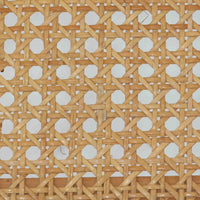 Marcel Breuerによる名作「Cesca Chair」です。ビーチ材のフレームにラタン張りの背もたれと座面を組み合わせ、軽やかな印象と快適な座り心地を実現しています。スチールパイプによるキャンティレバー構造が特徴で、浮遊感のある美しいフォルムはモダンデザインの象徴として高く評価されています。異素材が調和した洗練された佇まいはダイニングや書斎、店舗空間にもおすすめです。長年愛され続けるデザインとビンテージならではの風合いをお楽しみいただける一脚です。こちらのCesca Chairは、リプロダクト（復刻版）品となります。多くのリプロダクトが市場に出回っており、北欧地域でも使用されていることが確認されています。また、本チェアはデンマークディーラーより買い付けた品物になりますが、生産国、製造メーカーについては不明です。