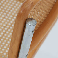 Marcel Breuerによる名作「Cesca Chair」です。ビーチ材のフレームにラタン張りの背もたれと座面を組み合わせ、軽やかな印象と快適な座り心地を実現しています。スチールパイプによるキャンティレバー構造が特徴で、浮遊感のある美しいフォルムはモダンデザインの象徴として高く評価されています。異素材が調和した洗練された佇まいはダイニングや書斎、店舗空間にもおすすめです。長年愛され続けるデザインとビンテージならではの風合いをお楽しみいただける一脚です。こちらのCesca Chairは、リプロダクト（復刻版）品となります。多くのリプロダクトが市場に出回っており、北欧地域でも使用されていることが確認されています。また、本チェアはデンマークディーラーより買い付けた品物になりますが、生産国、製造メーカーについては不明です。