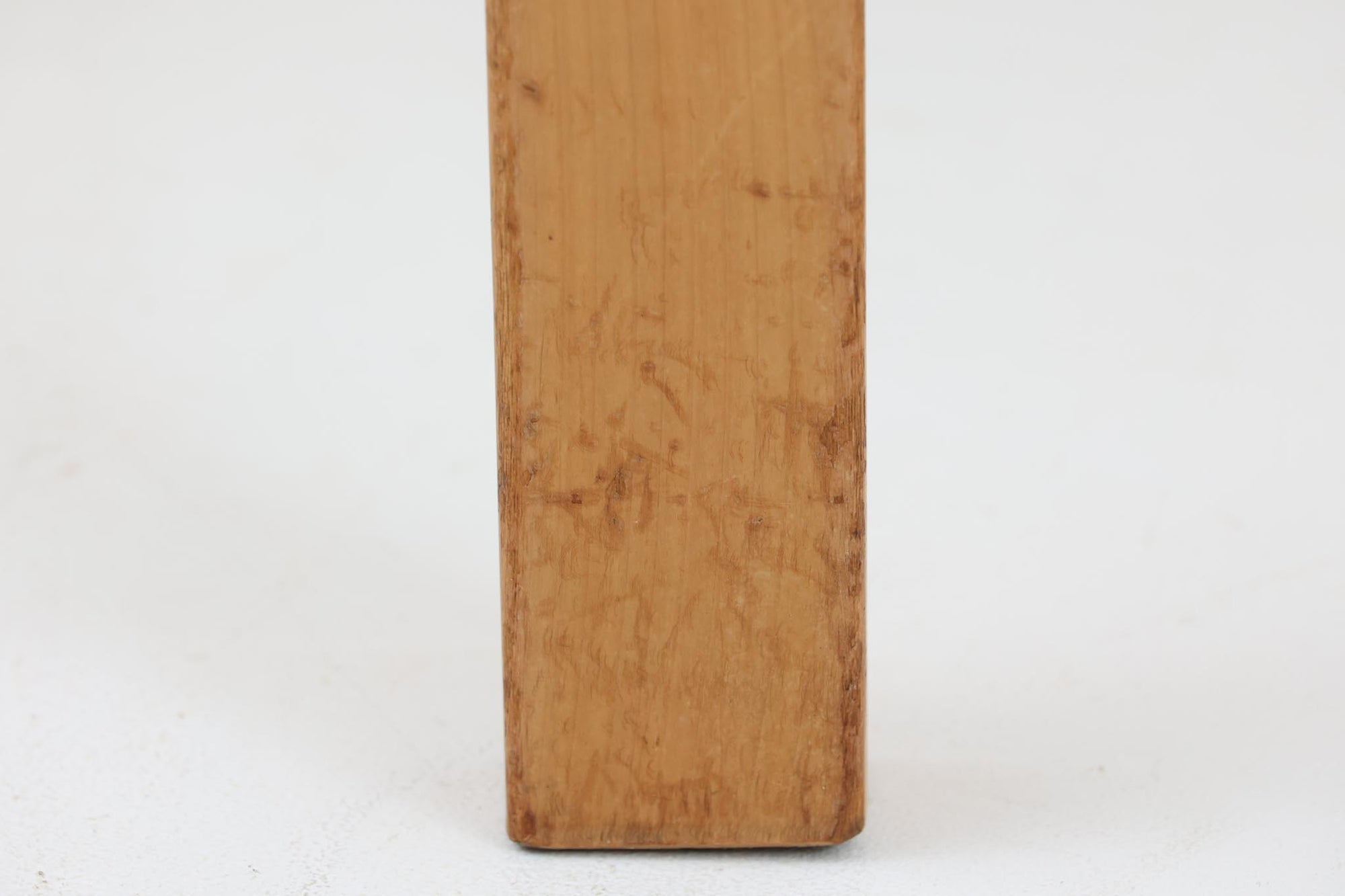 北欧より買い付けたアルヴァ・アアルトデザインNo66チェアです。 経年により色味が濃くなったバーチ材が魅力的です。マイナスビスが使用された古いタイプは現地でも少なくなってきております。