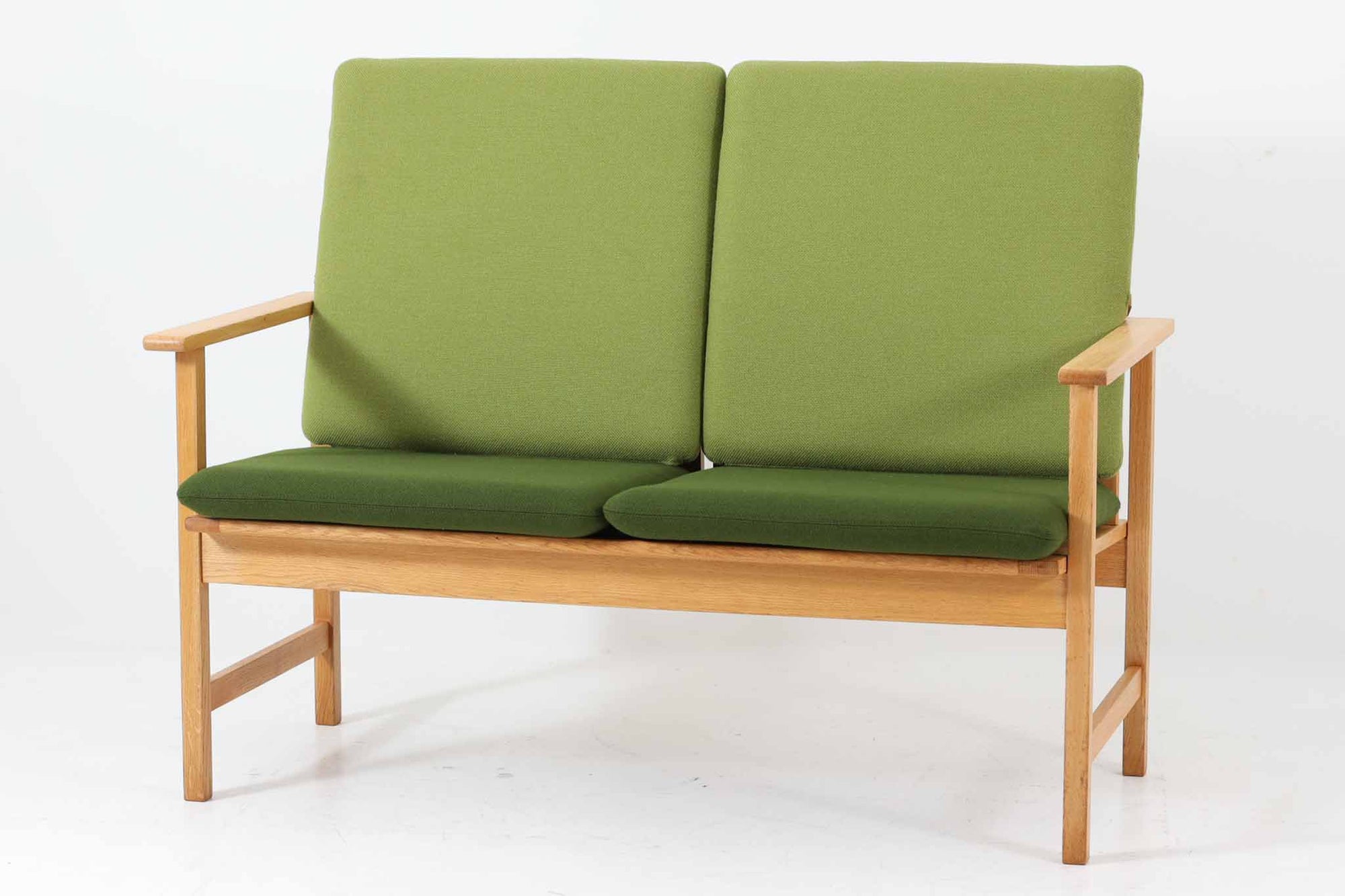 日本でも人気が高いボーエ・モーエンセンによる、"model 2259"です。シンプルなデザインと強度と快適性を両立させた、軽量な四角形のフレームが特徴的です。良質なオーク材が使用されています。