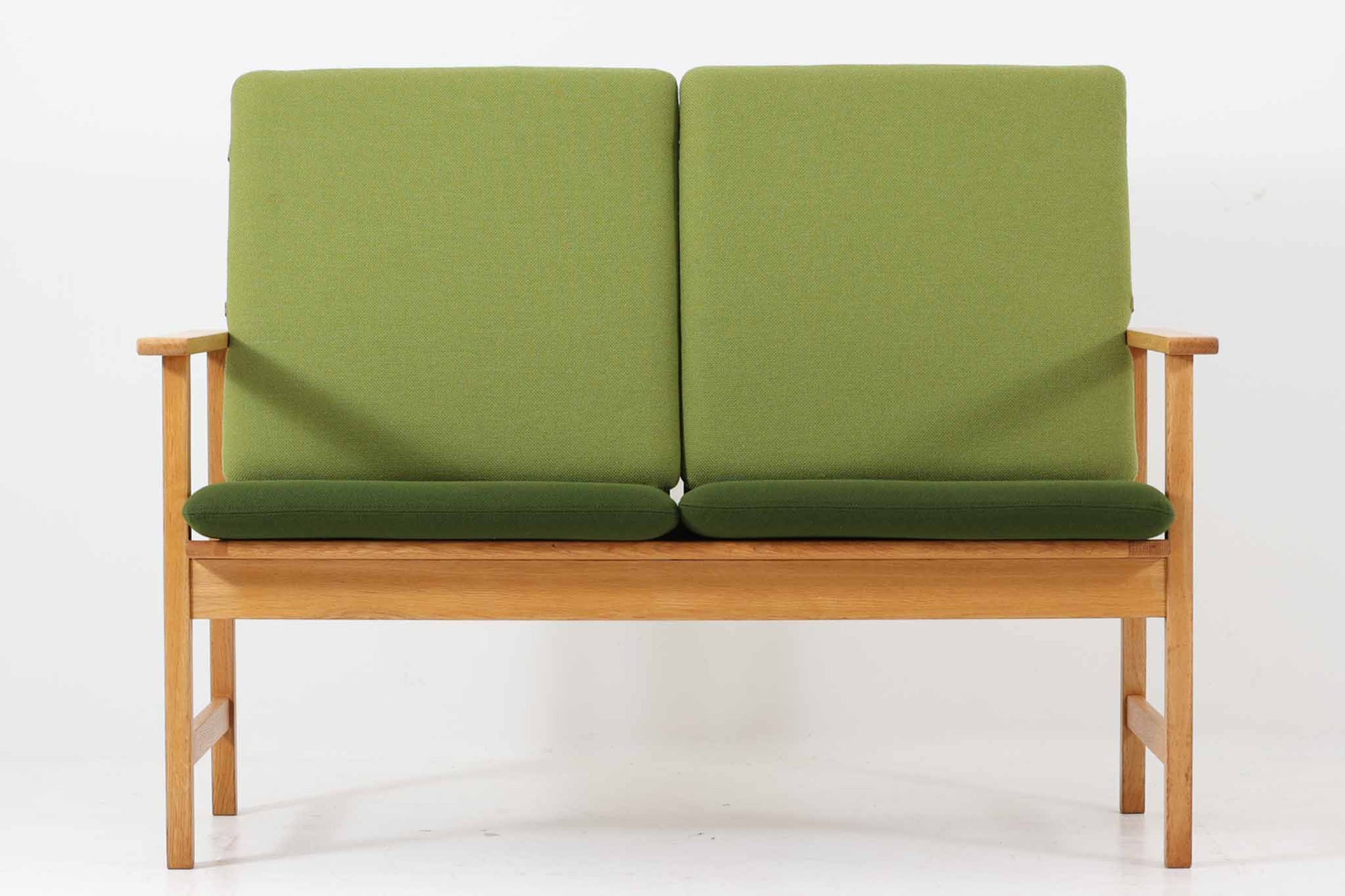 日本でも人気が高いボーエ・モーエンセンによる、"model 2259"です。シンプルなデザインと強度と快適性を両立させた、軽量な四角形のフレームが特徴的です。良質なオーク材が使用されています。