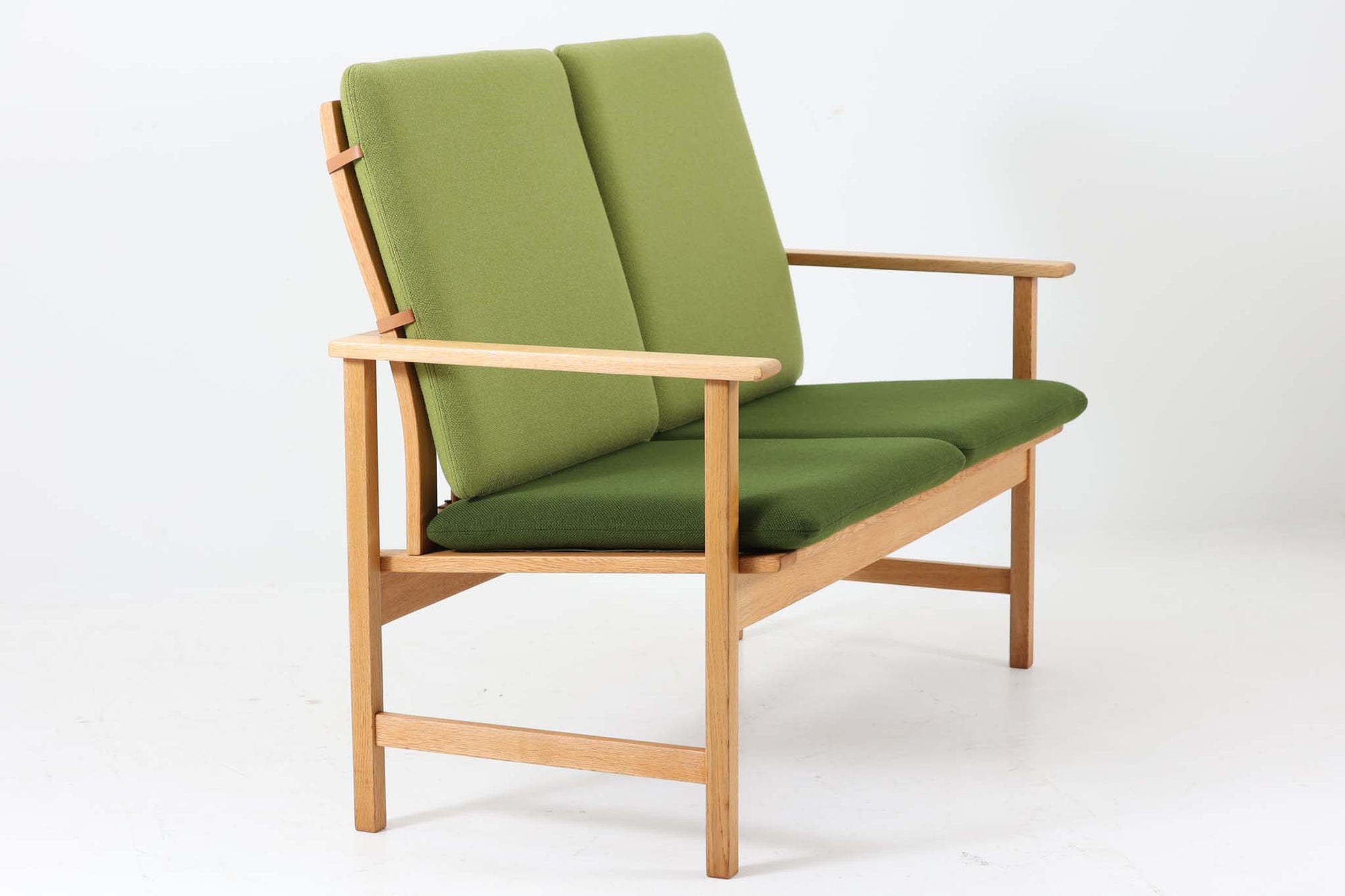 日本でも人気が高いボーエ・モーエンセンによる、"model 2259"です。シンプルなデザインと強度と快適性を両立させた、軽量な四角形のフレームが特徴的です。良質なオーク材が使用されています。
