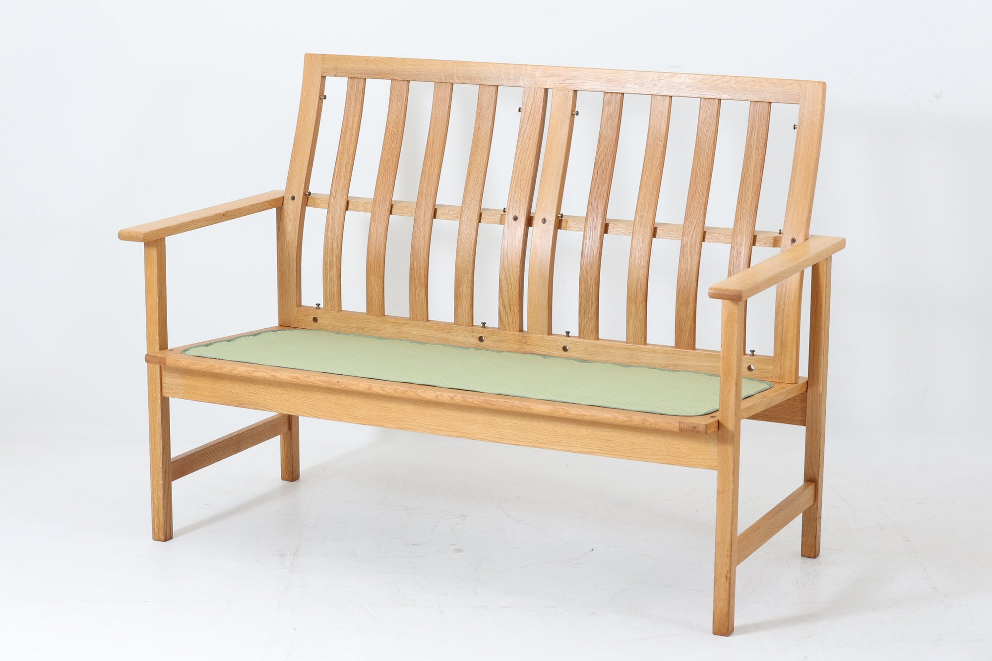 日本でも人気が高いボーエ・モーエンセンによる、"model 2259"です。シンプルなデザインと強度と快適性を両立させた、軽量な四角形のフレームが特徴的です。良質なオーク材が使用されています。