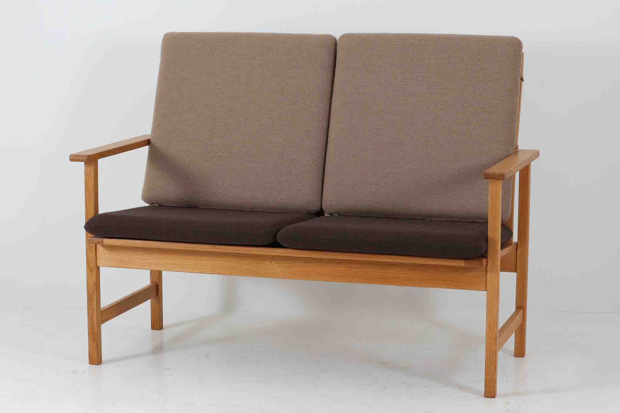 日本でも人気が高いボーエ・モーエンセンによる、"model 2259"です。シンプルなデザインと強度と快適性を両立させた、軽量な四角形のフレームが特徴的です。良質なオーク材が使用されています。