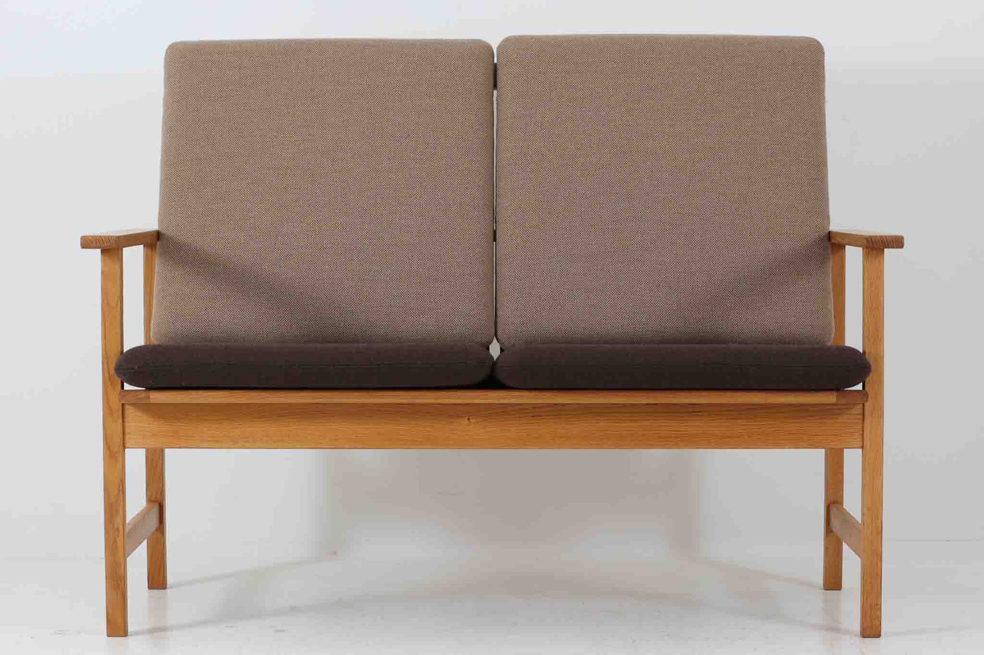 日本でも人気が高いボーエ・モーエンセンによる、"model 2259"です。シンプルなデザインと強度と快適性を両立させた、軽量な四角形のフレームが特徴的です。良質なオーク材が使用されています。