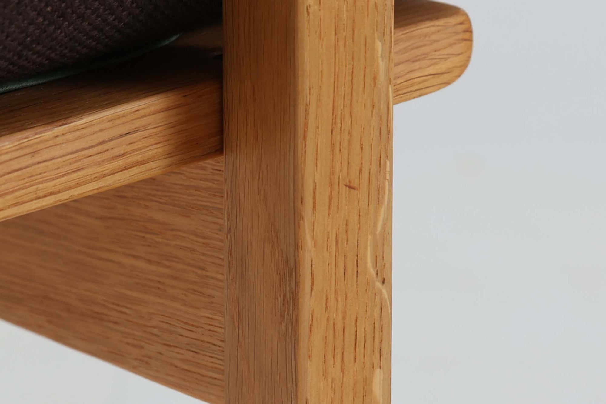 日本でも人気が高いボーエ・モーエンセンによる、"model 2259"です。シンプルなデザインと強度と快適性を両立させた、軽量な四角形のフレームが特徴的です。良質なオーク材が使用されています。