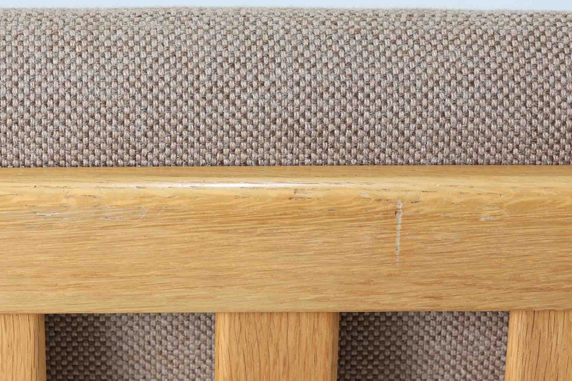 日本でも人気が高いボーエ・モーエンセンによる、"model 2259"です。シンプルなデザインと強度と快適性を両立させた、軽量な四角形のフレームが特徴的です。良質なオーク材が使用されています。