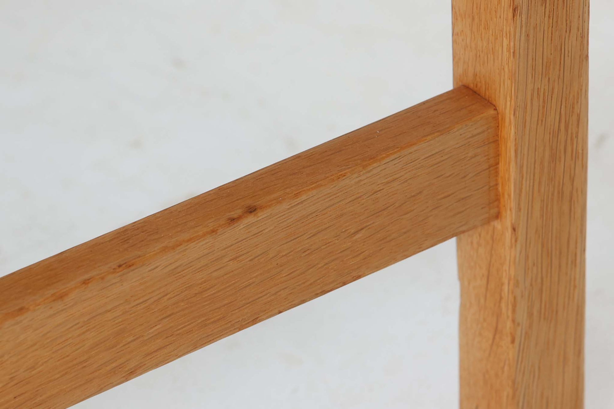 日本でも人気が高いボーエ・モーエンセンによる、"model 2259"です。シンプルなデザインと強度と快適性を両立させた、軽量な四角形のフレームが特徴的です。良質なオーク材が使用されています。