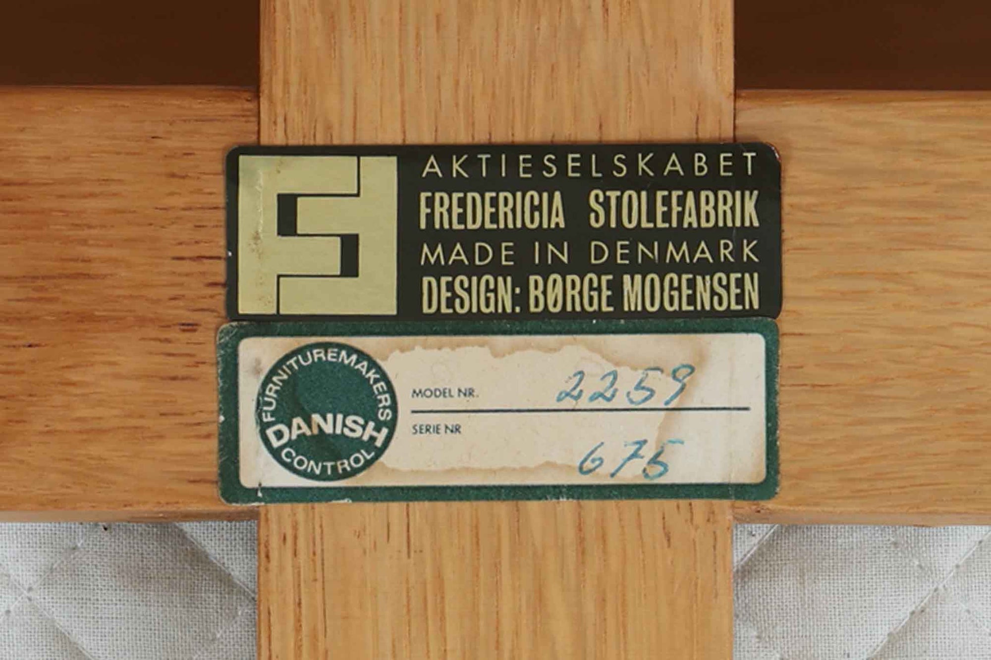 日本でも人気が高いボーエ・モーエンセンによる、"model 2259"です。シンプルなデザインと強度と快適性を両立させた、軽量な四角形のフレームが特徴的です。良質なオーク材が使用されています。