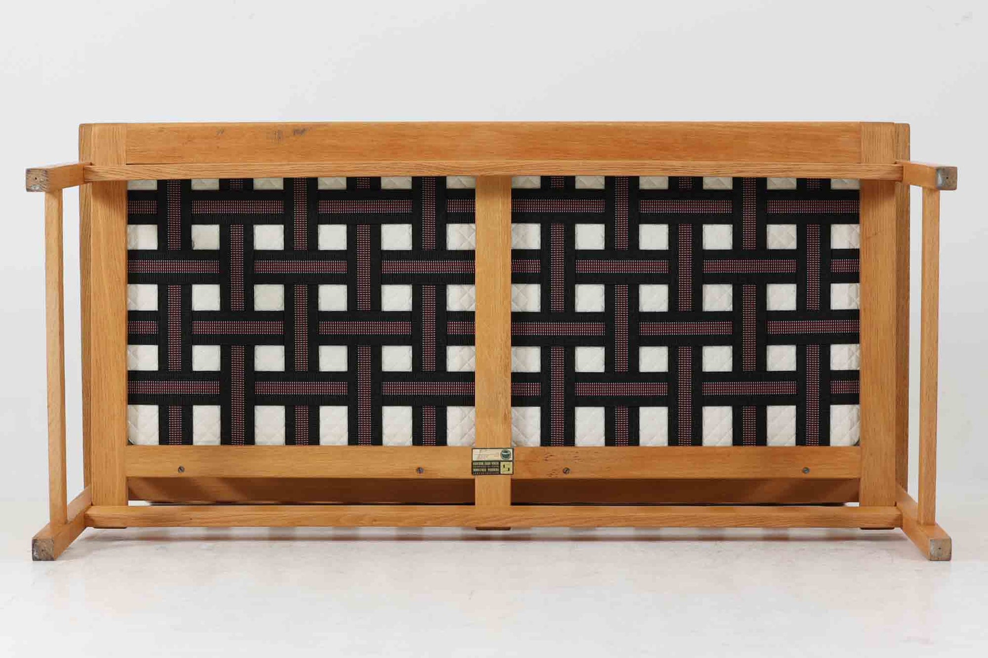 日本でも人気が高いボーエ・モーエンセンによる、"model 2259"です。シンプルなデザインと強度と快適性を両立させた、軽量な四角形のフレームが特徴的です。良質なオーク材が使用されています。