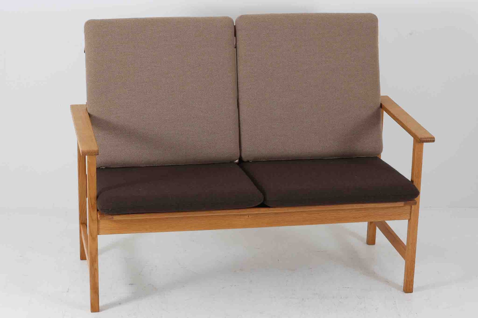 日本でも人気が高いボーエ・モーエンセンによる、"model 2259"です。シンプルなデザインと強度と快適性を両立させた、軽量な四角形のフレームが特徴的です。良質なオーク材が使用されています。