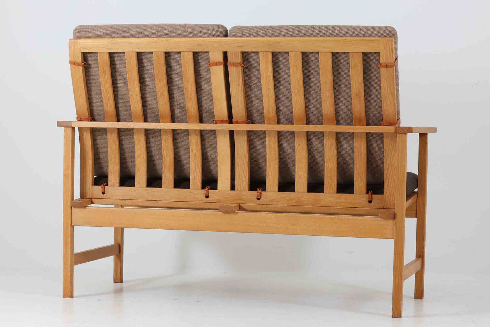 日本でも人気が高いボーエ・モーエンセンによる、"model 2259"です。シンプルなデザインと強度と快適性を両立させた、軽量な四角形のフレームが特徴的です。良質なオーク材が使用されています。