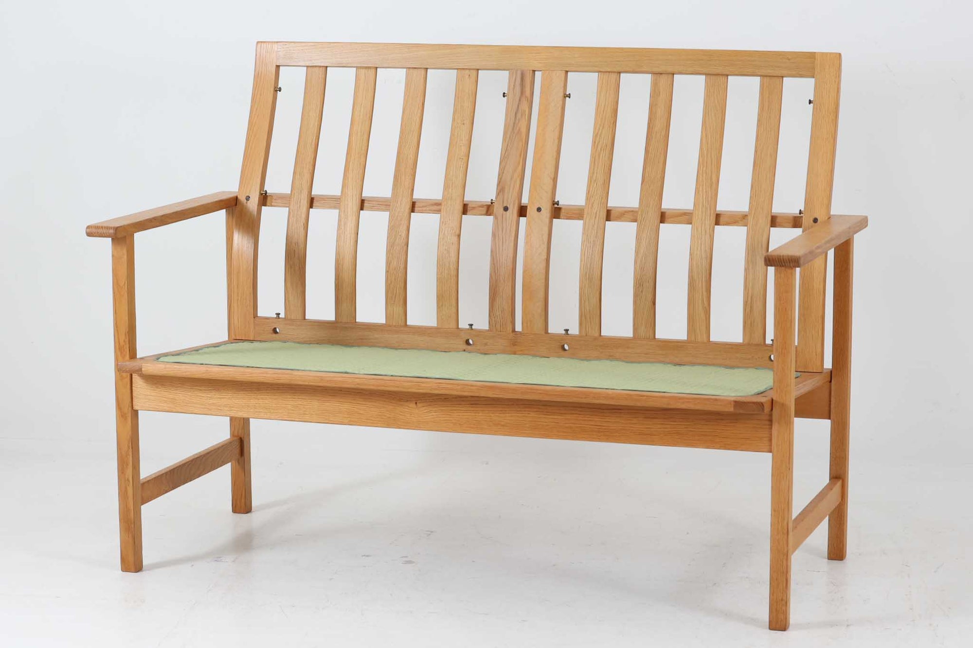 日本でも人気が高いボーエ・モーエンセンによる、"model 2259"です。シンプルなデザインと強度と快適性を両立させた、軽量な四角形のフレームが特徴的です。良質なオーク材が使用されています。