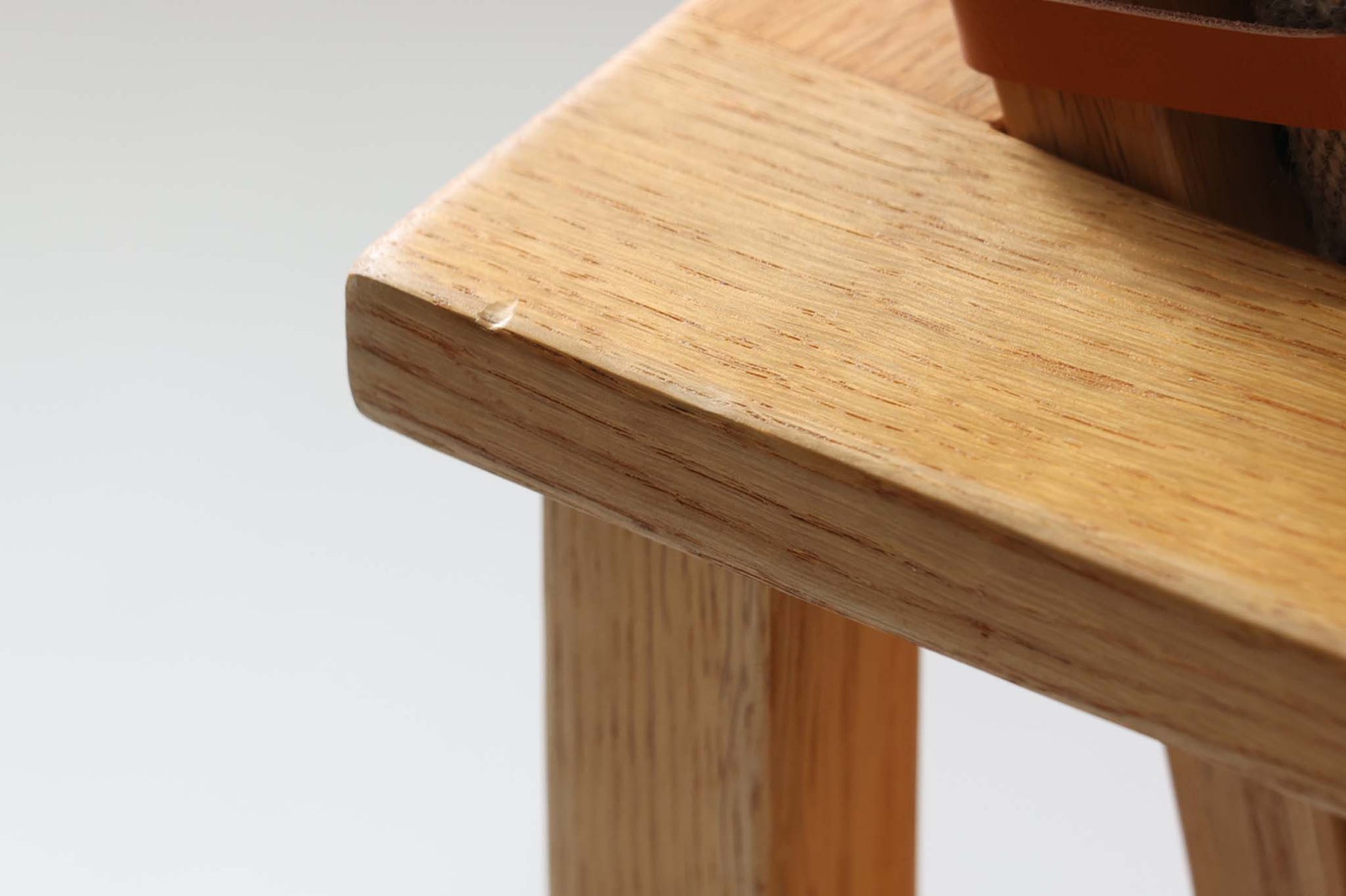 日本でも人気が高いボーエ・モーエンセンによる、"model 2259"です。シンプルなデザインと強度と快適性を両立させた、軽量な四角形のフレームが特徴的です。良質なオーク材が使用されています。