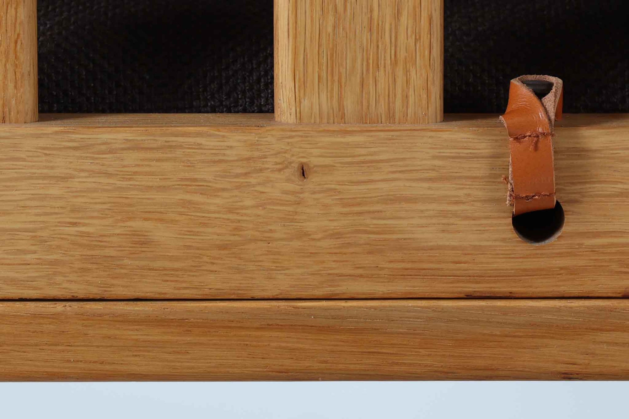 日本でも人気が高いボーエ・モーエンセンによる、"model 2259"です。シンプルなデザインと強度と快適性を両立させた、軽量な四角形のフレームが特徴的です。良質なオーク材が使用されています。